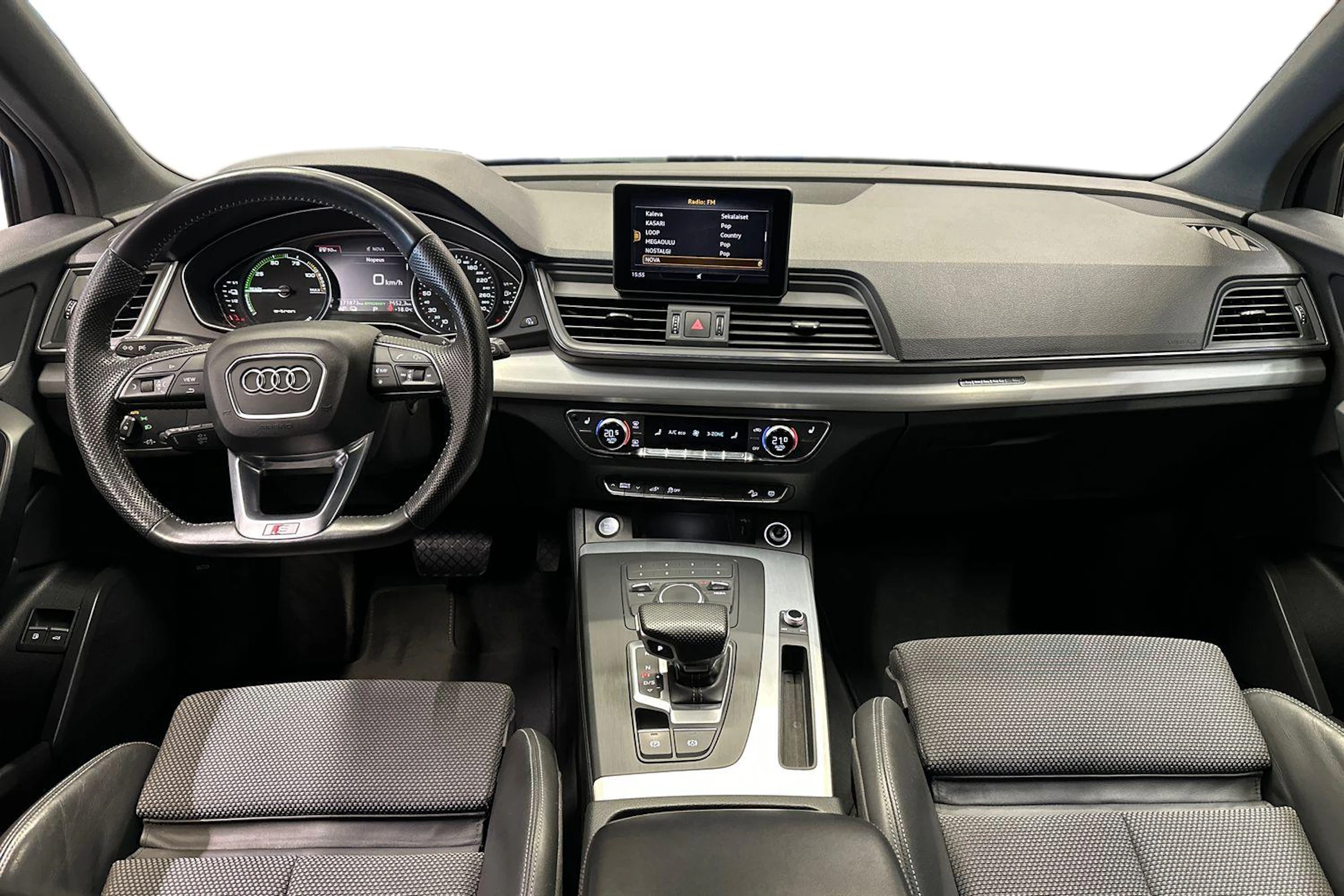 musta Audi Q5 2020 kuva 9.