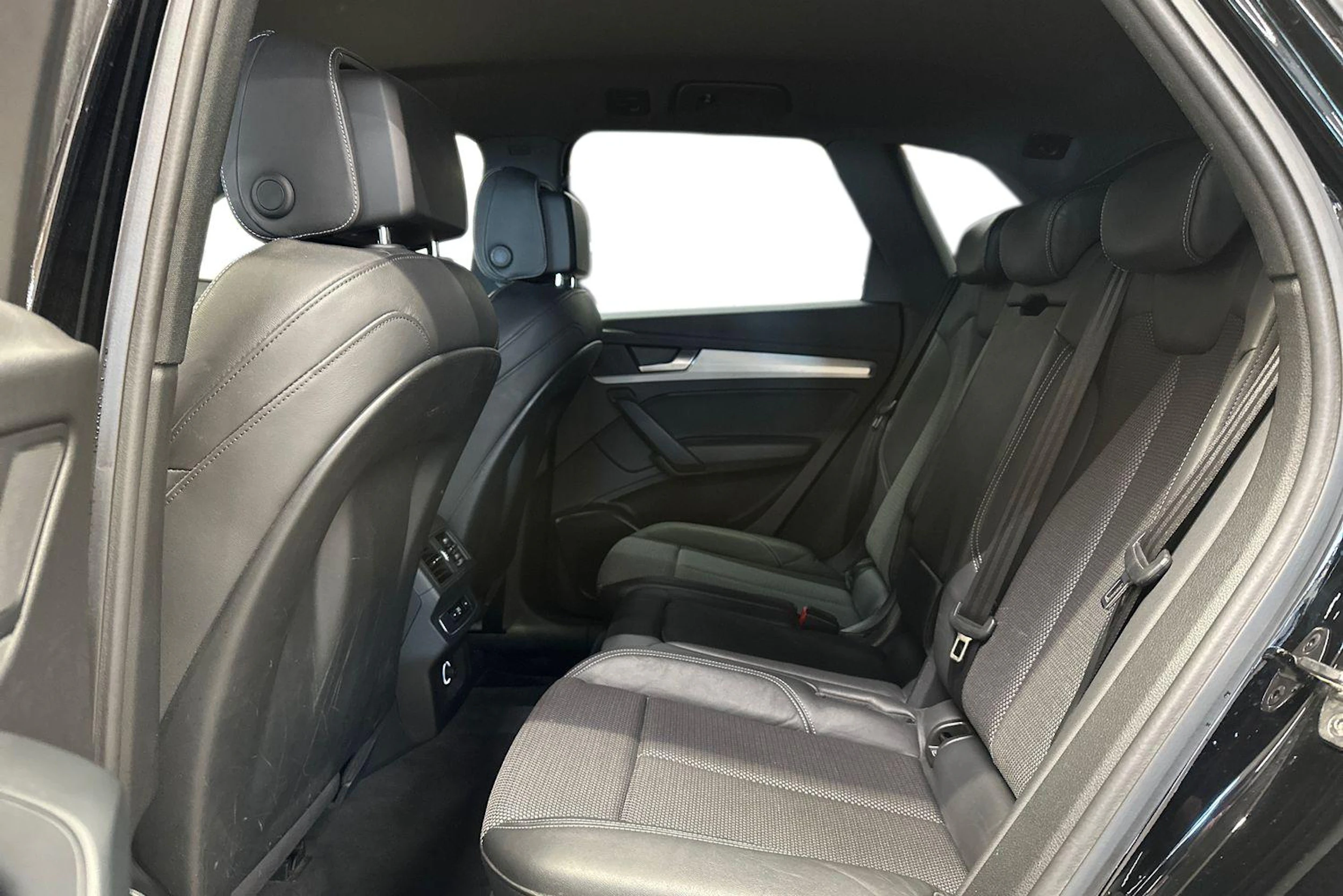 musta Audi Q5 2020 kuva 11.