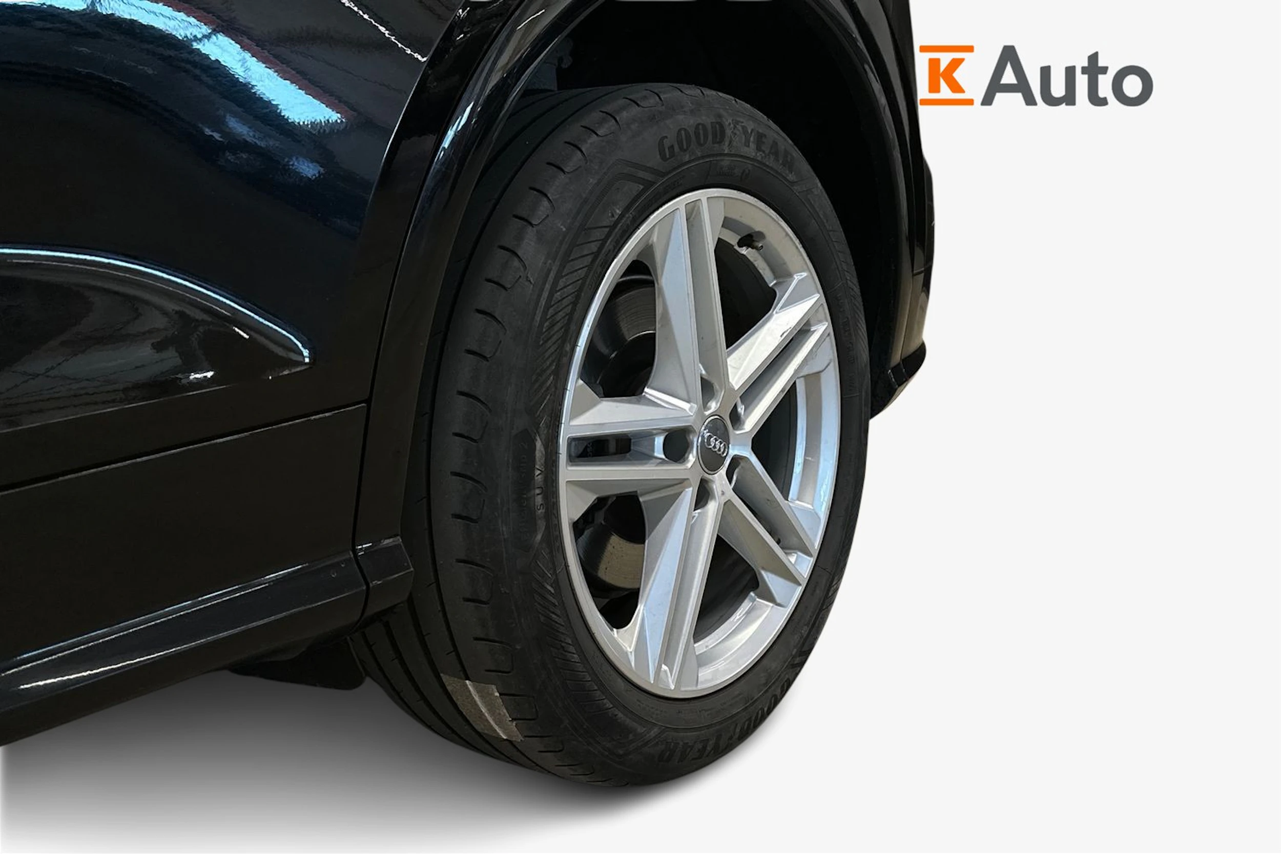 musta Audi Q5 2020 kuva 12.