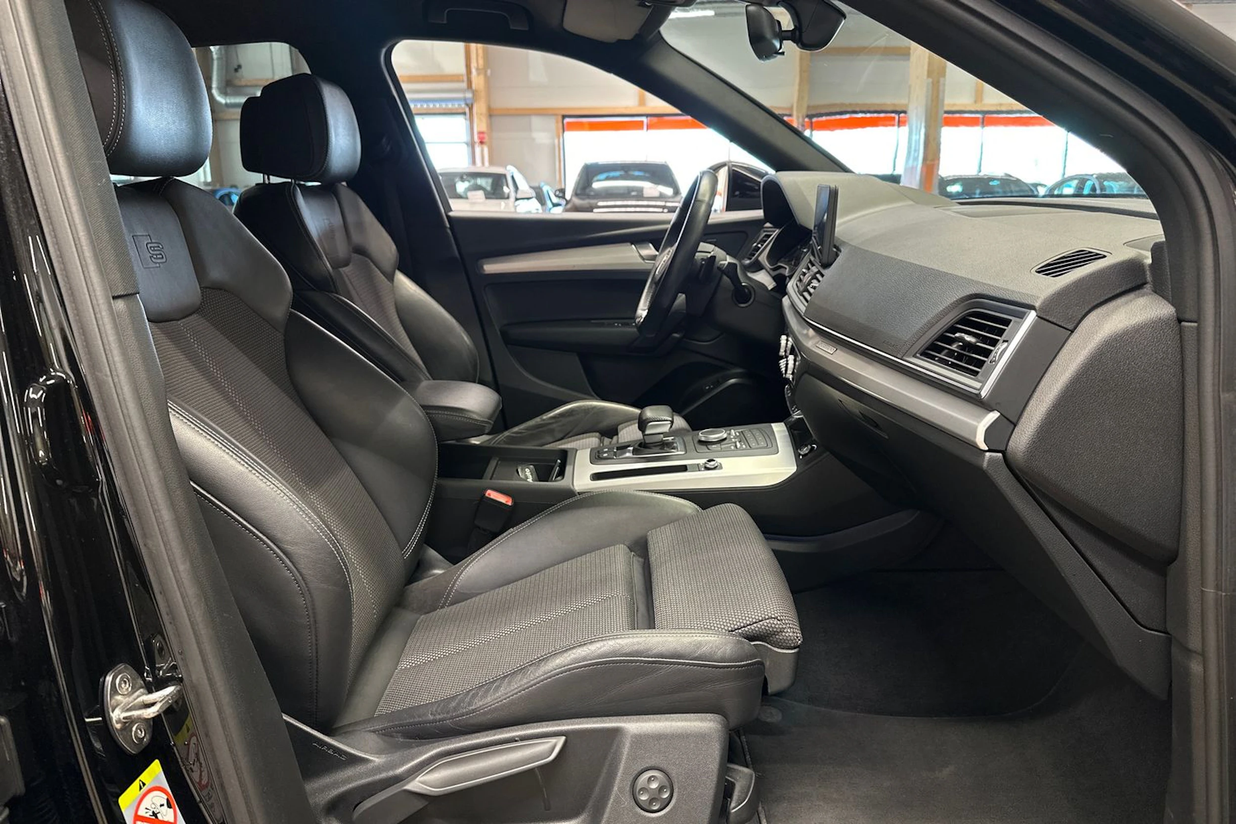 musta Audi Q5 2020 kuva 15.