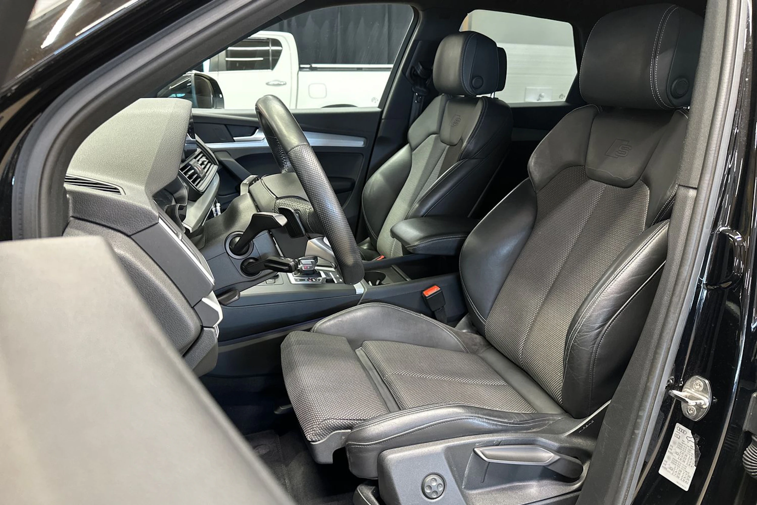 musta Audi Q5 2020 kuva 16.
