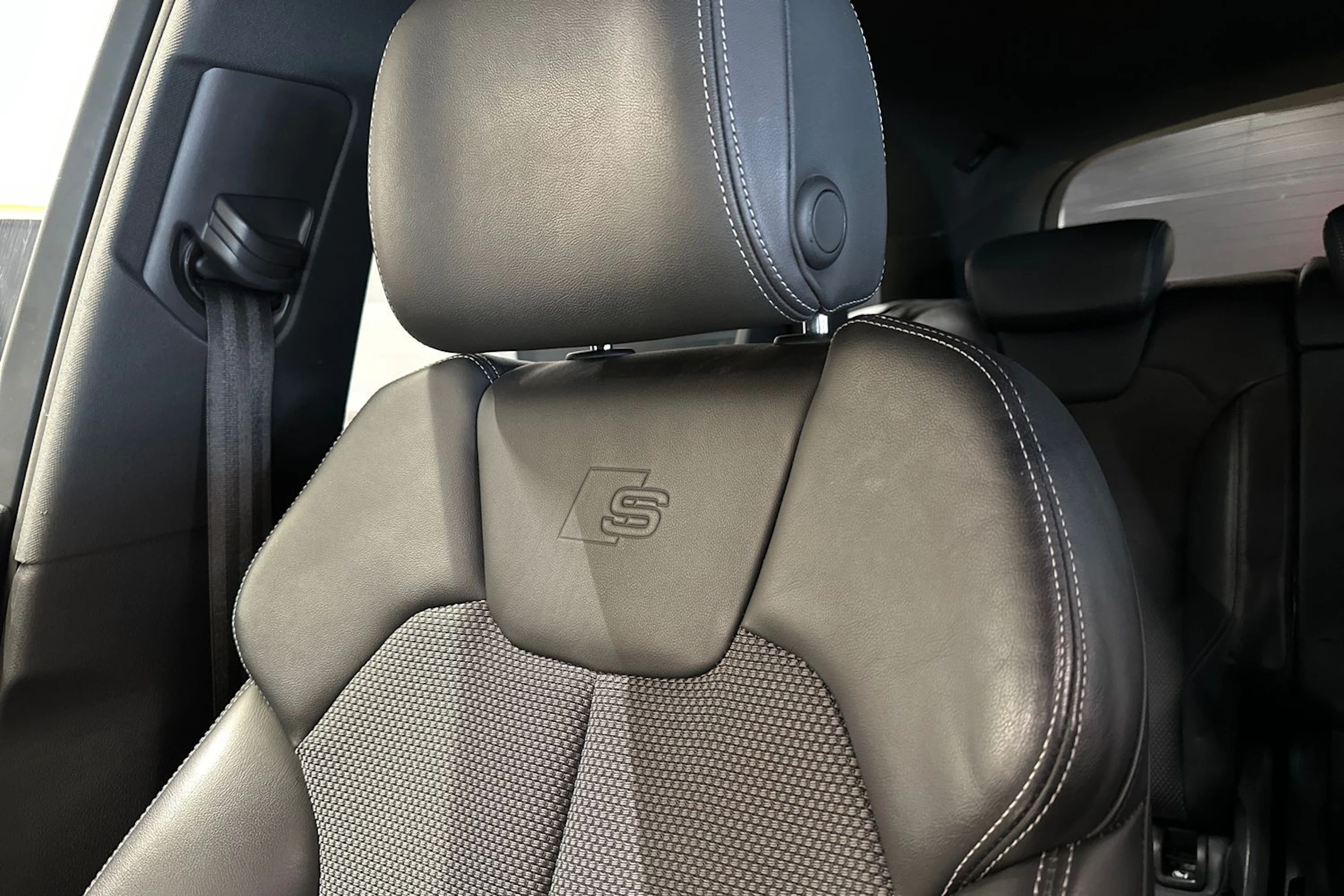 musta Audi Q5 2020 kuva 17.