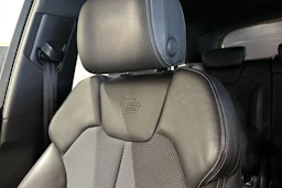 musta Audi Q5 2020 kuva 17.