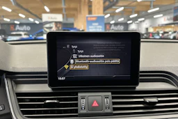musta Audi Q5 2020 kuva 18.