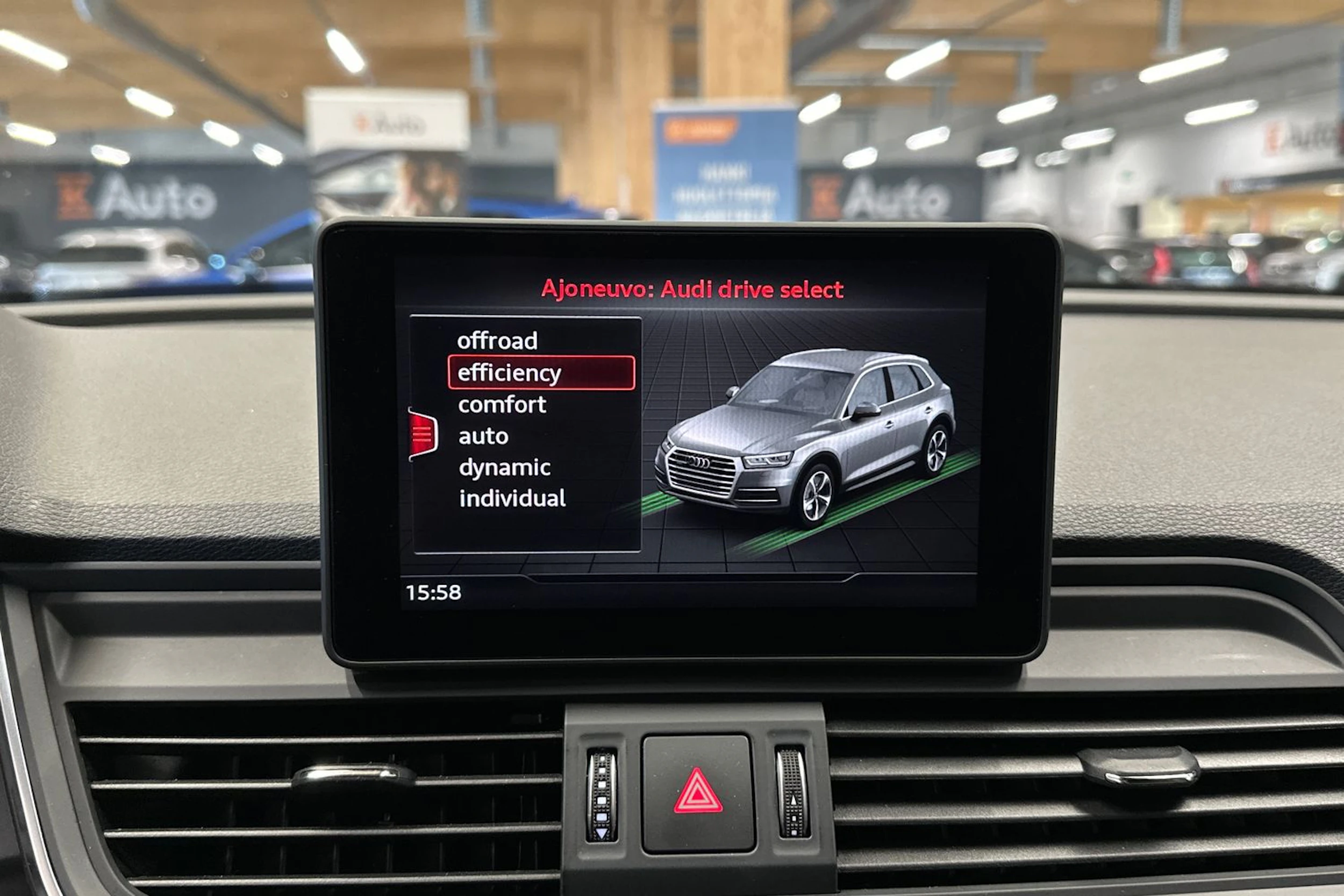 musta Audi Q5 2020 kuva 20.