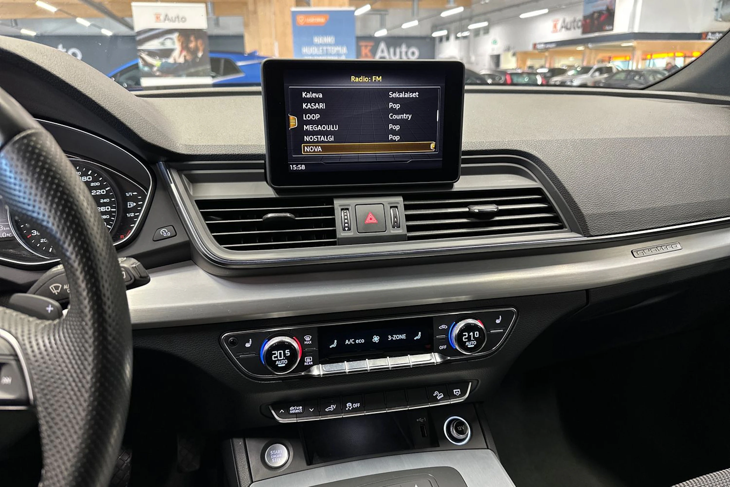 musta Audi Q5 2020 kuva 21.