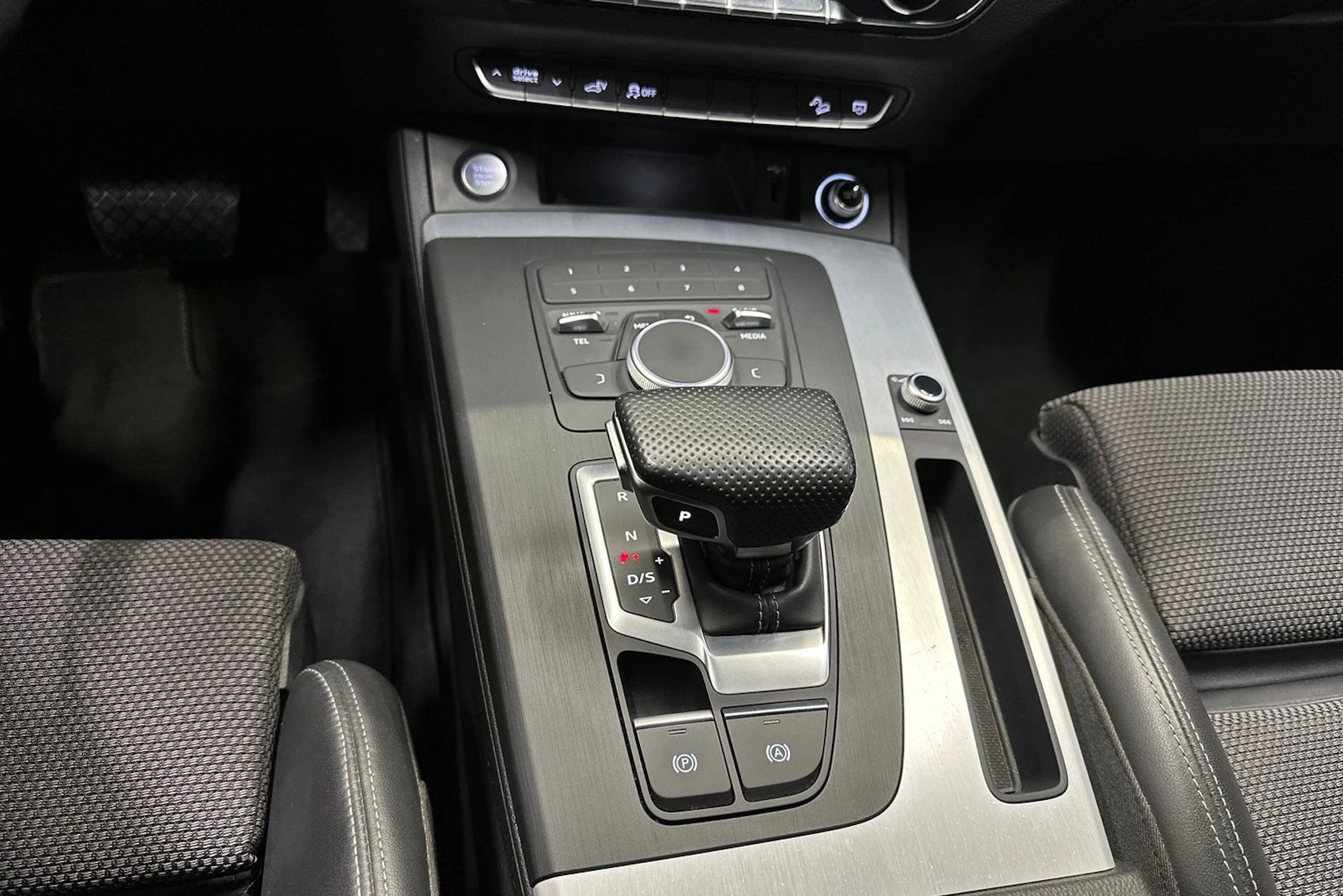 musta Audi Q5 2020 kuva 22.
