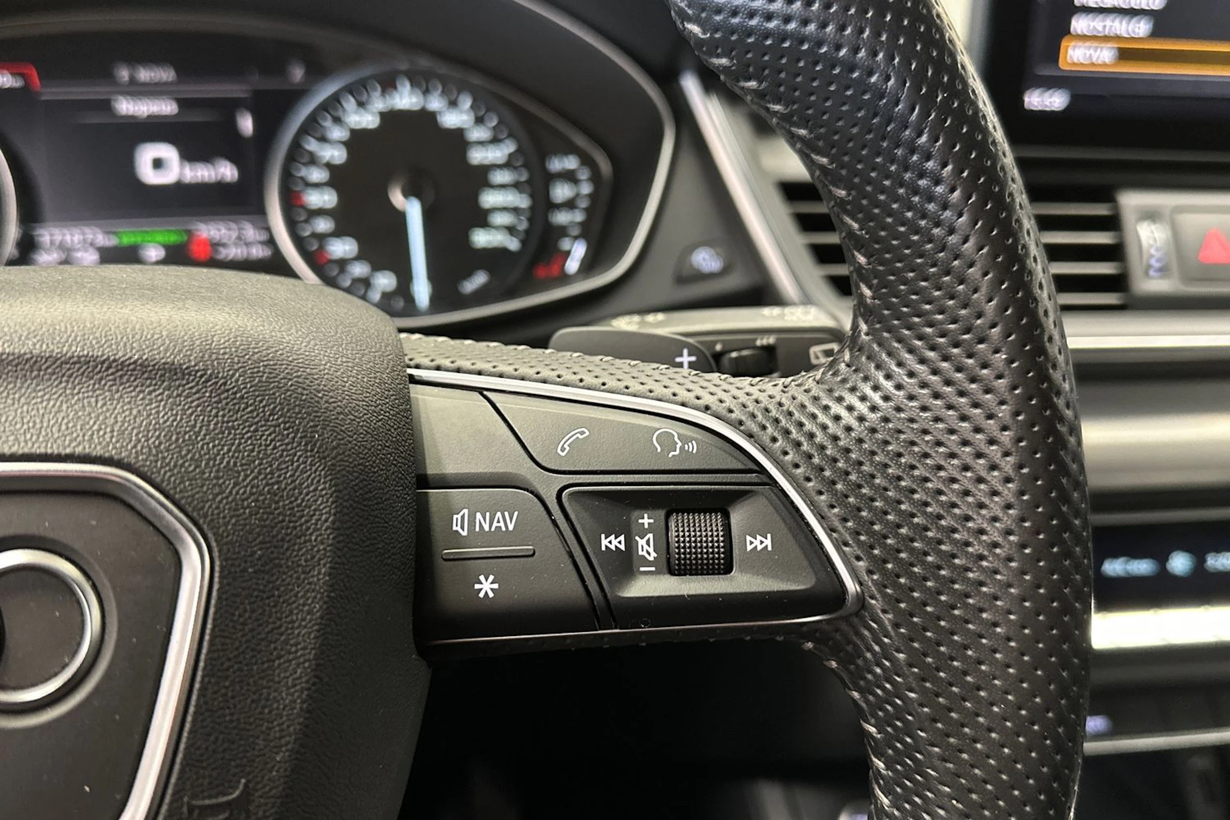 musta Audi Q5 2020 kuva 25.
