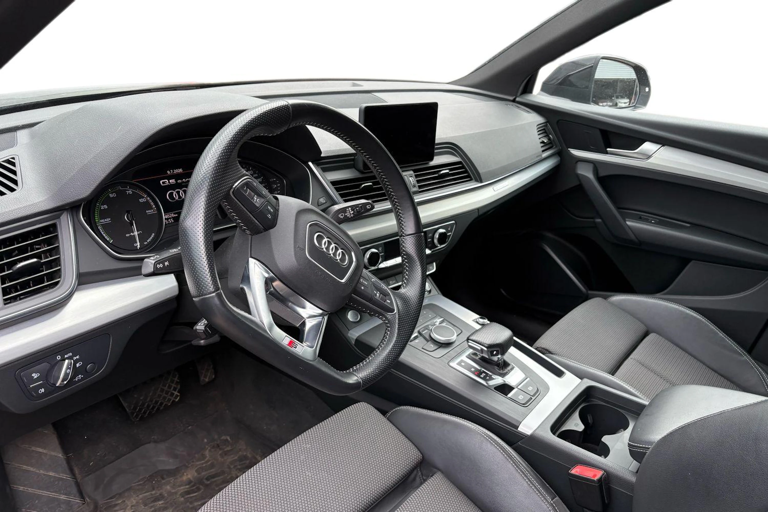 musta Audi Q5 2020 kuva 3.