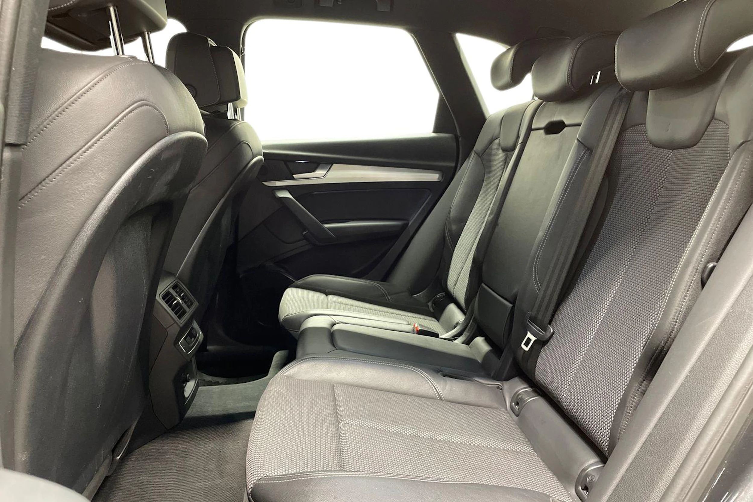 harmaa Audi Q5 2020 kuva 8.