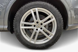 harmaa Audi Q5 2020 kuva 9.