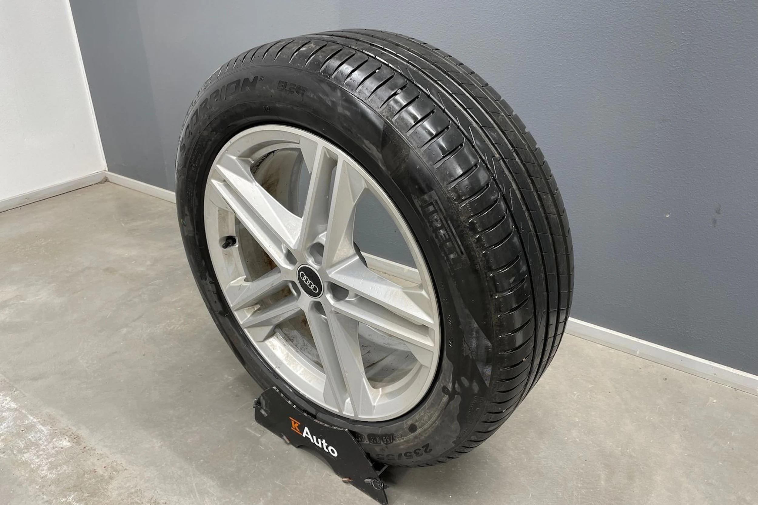 harmaa Audi Q5 2020 kuva 11.