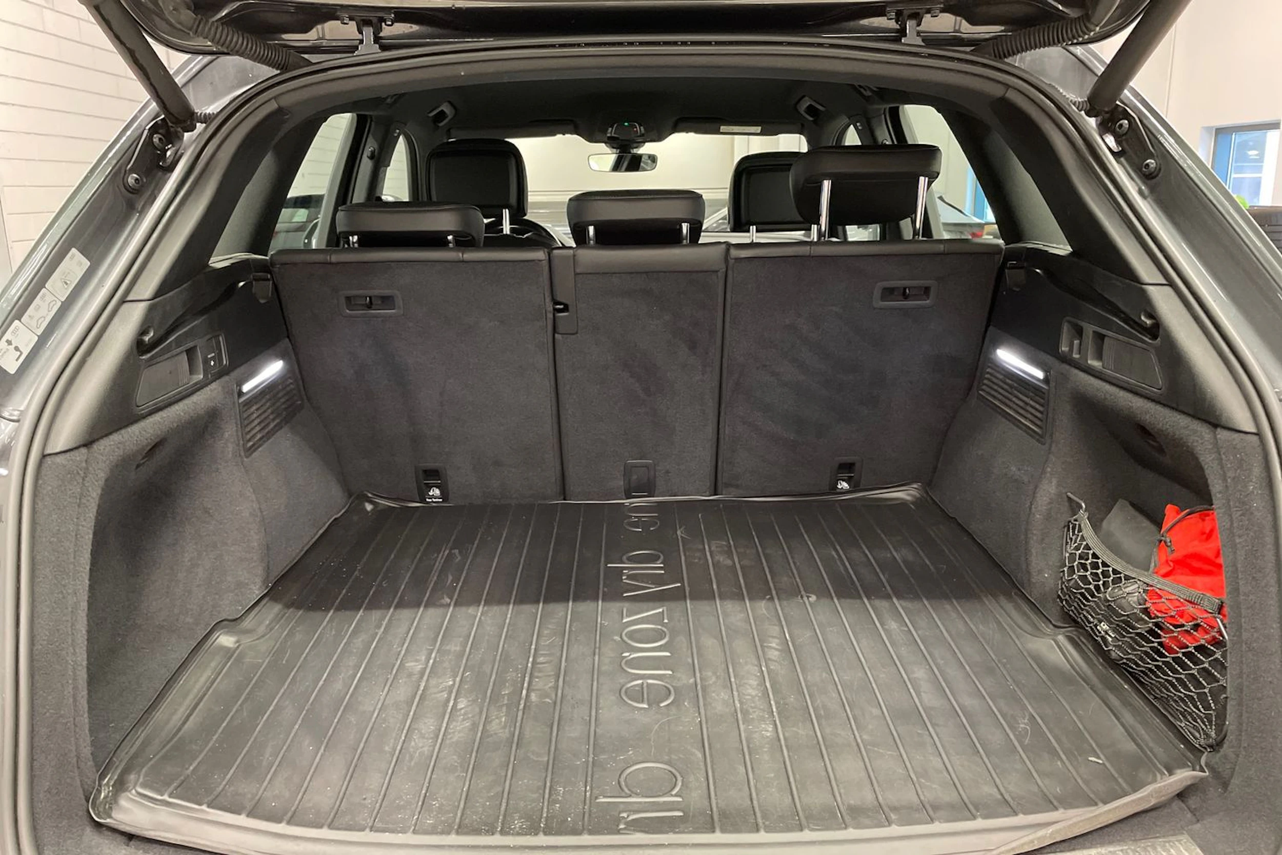 harmaa Audi Q5 2020 kuva 12.