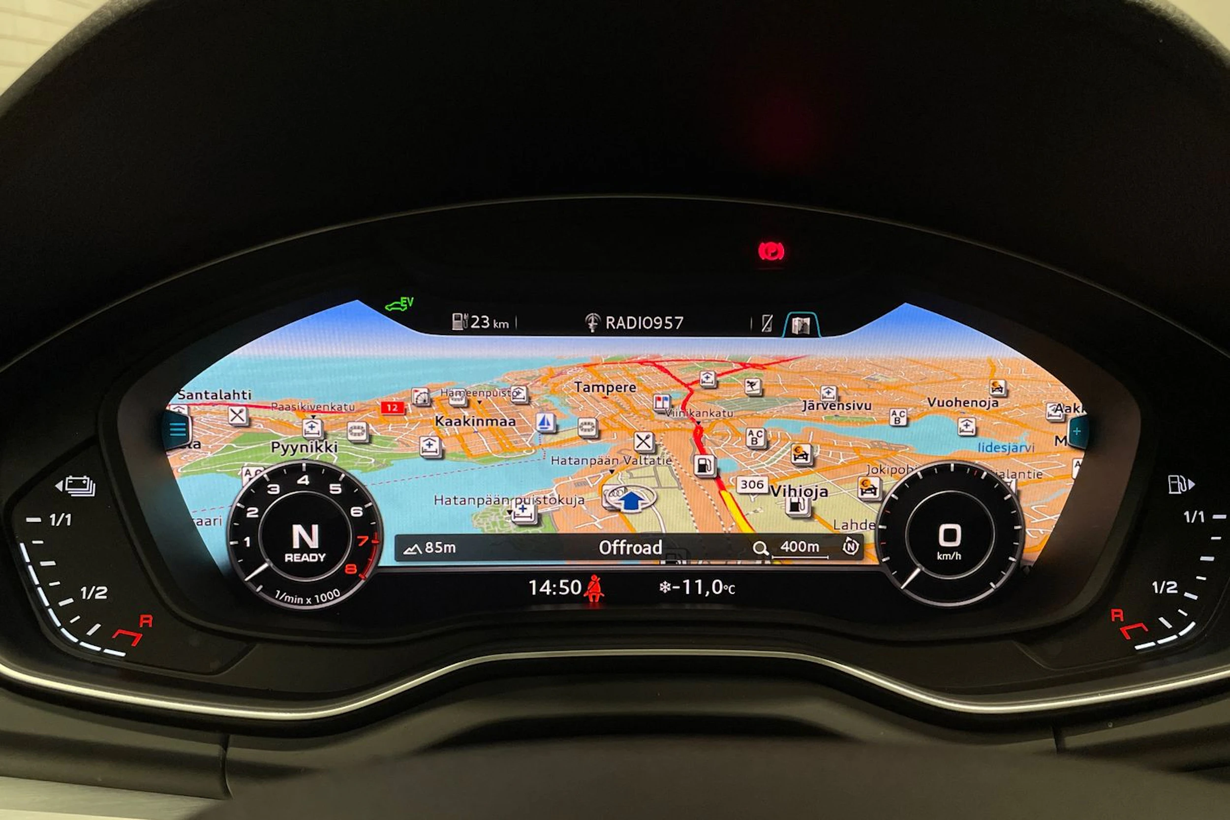 harmaa Audi Q5 2020 kuva 15.