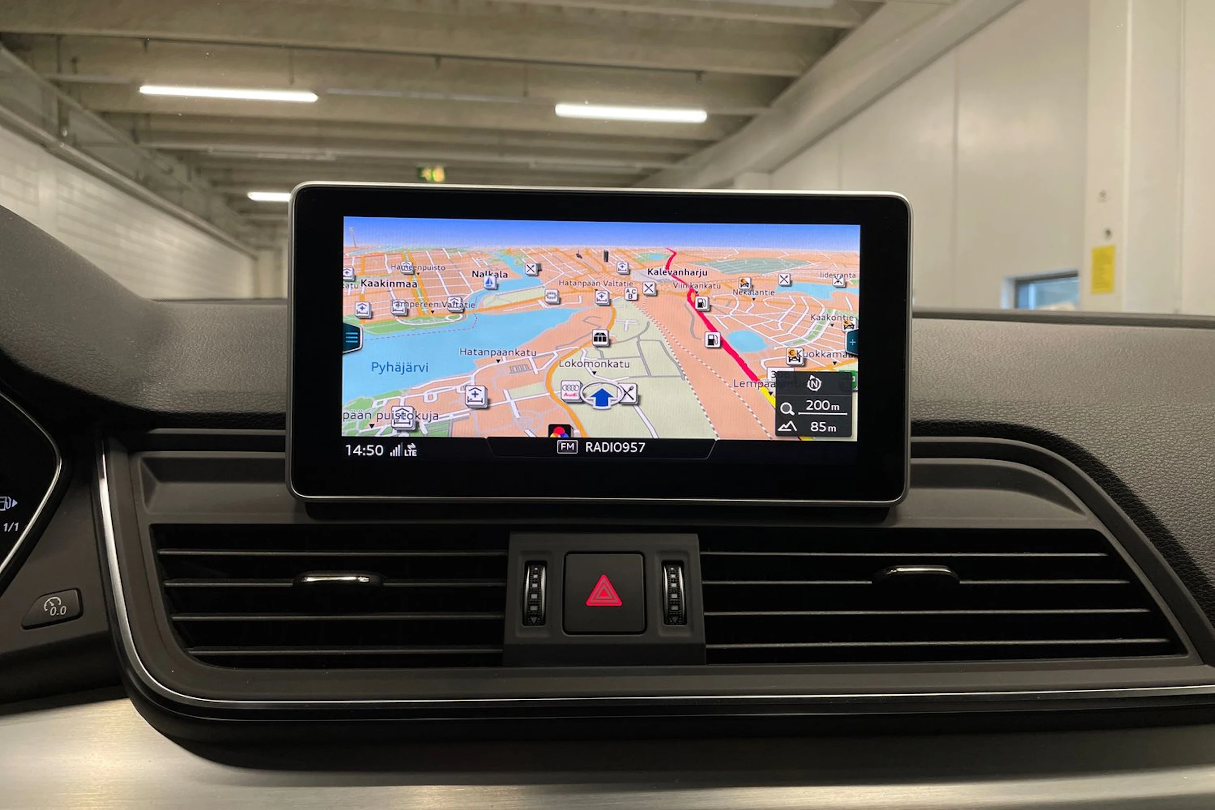 harmaa Audi Q5 2020 kuva 16.