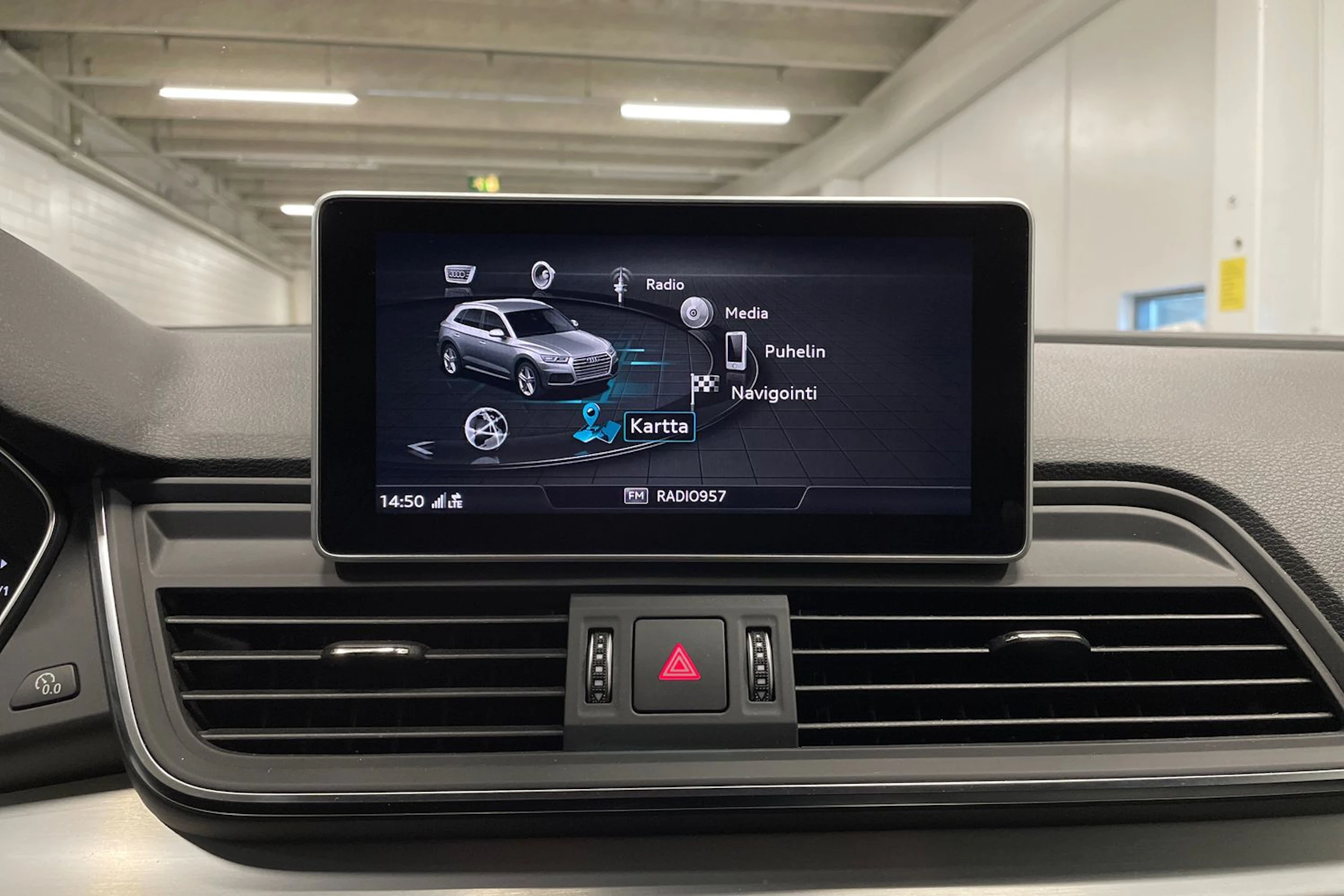 harmaa Audi Q5 2020 kuva 18.