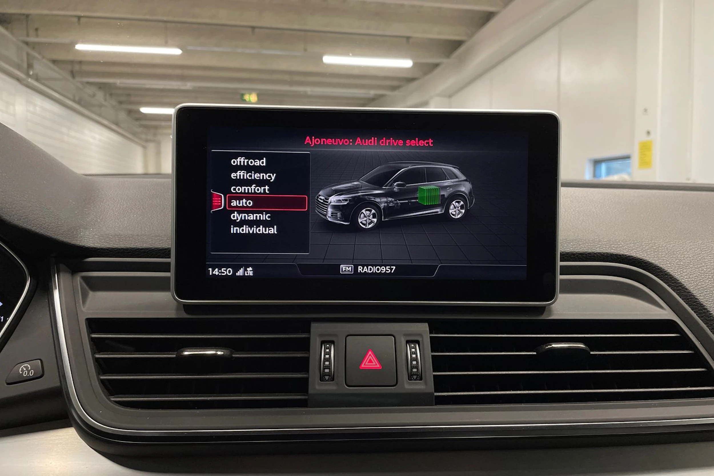 harmaa Audi Q5 2020 kuva 19.