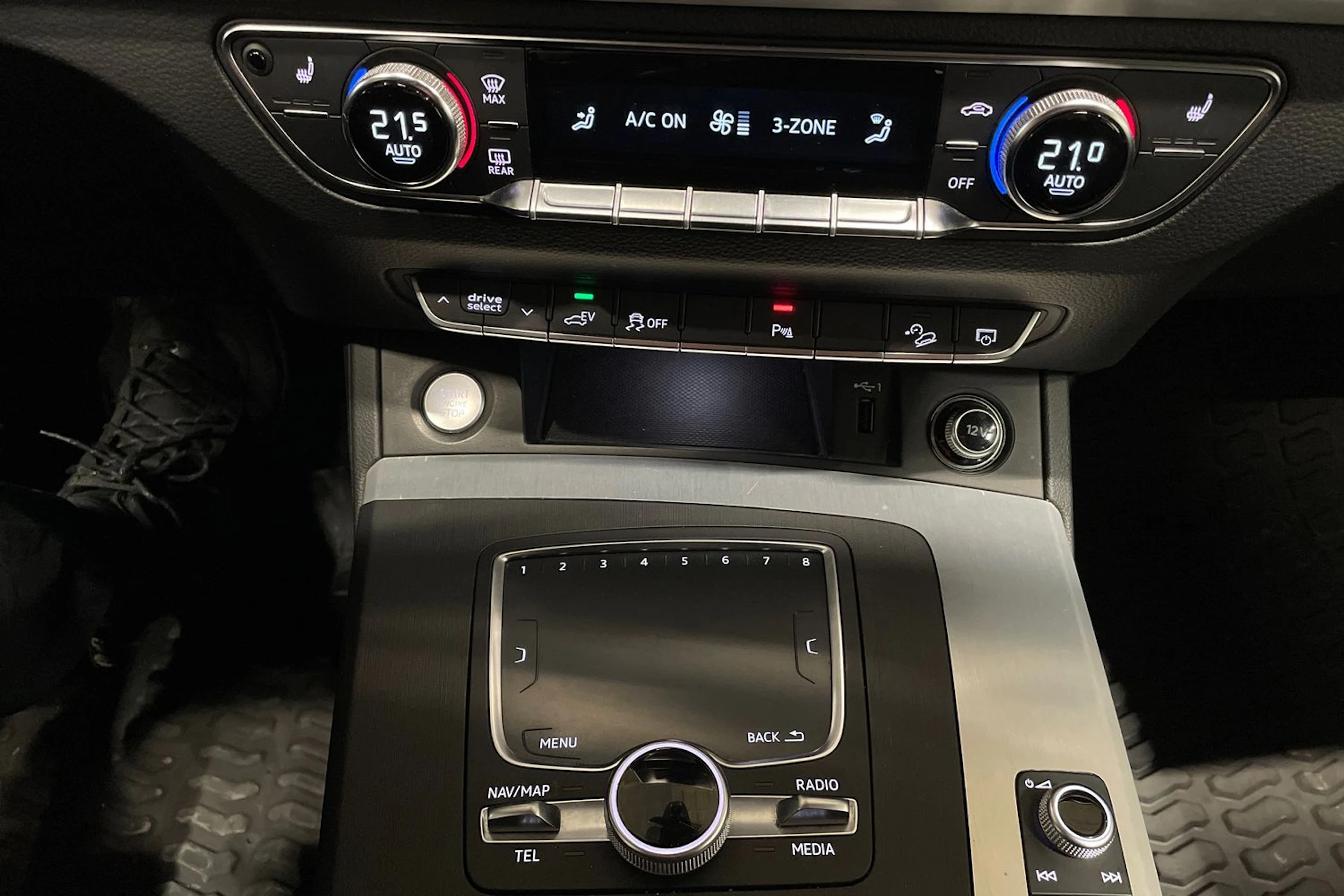 harmaa Audi Q5 2020 kuva 21.