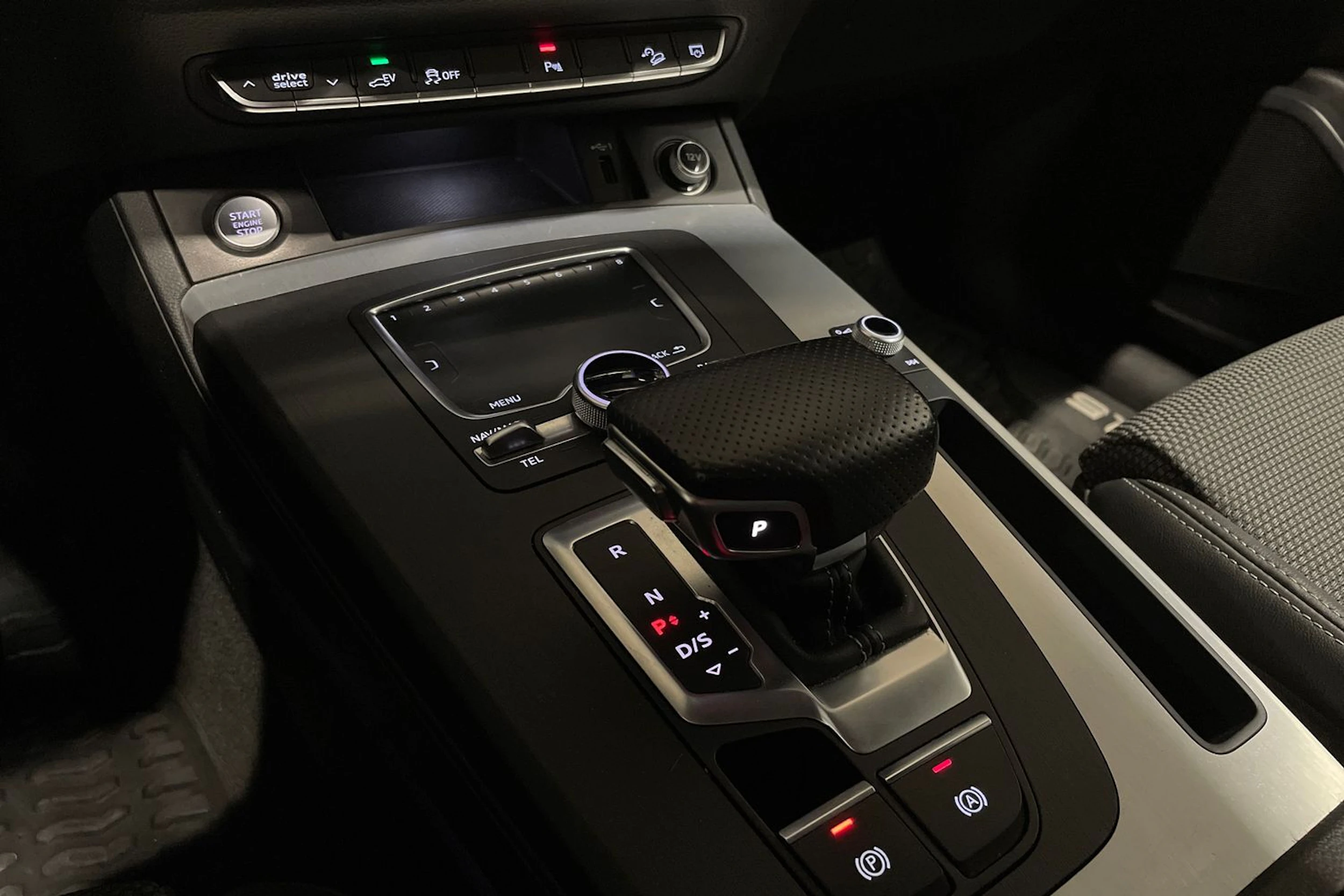 harmaa Audi Q5 2020 kuva 22.