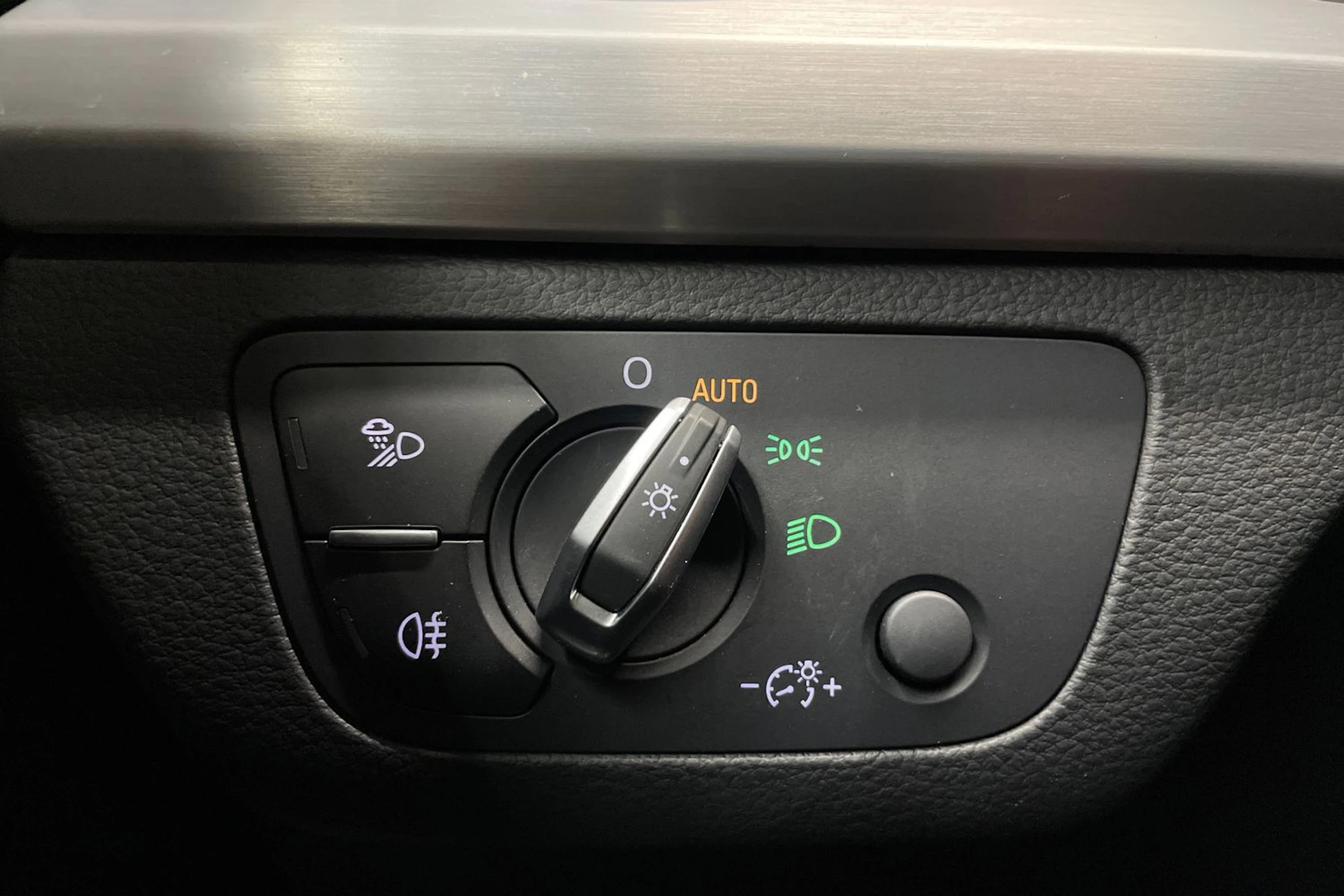 harmaa Audi Q5 2020 kuva 23.