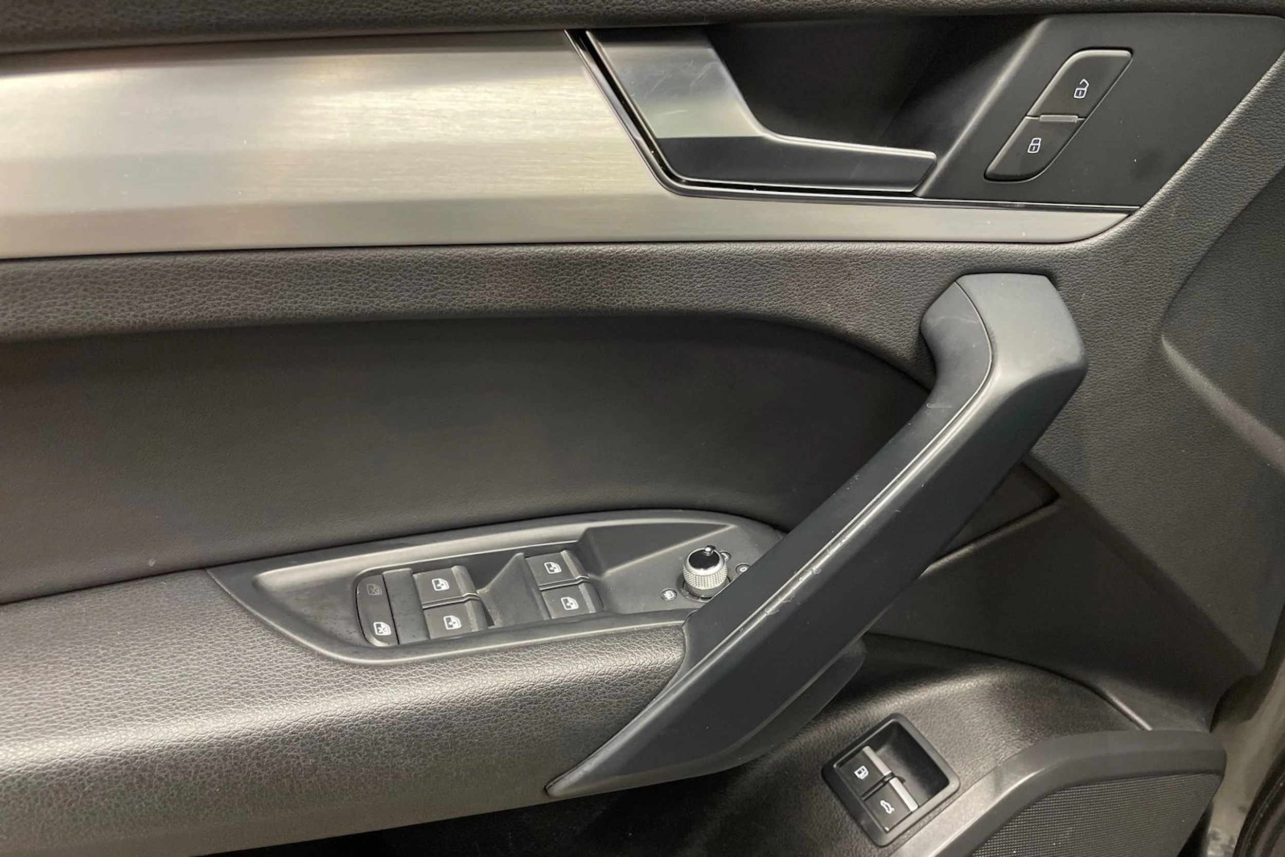 harmaa Audi Q5 2020 kuva 24.