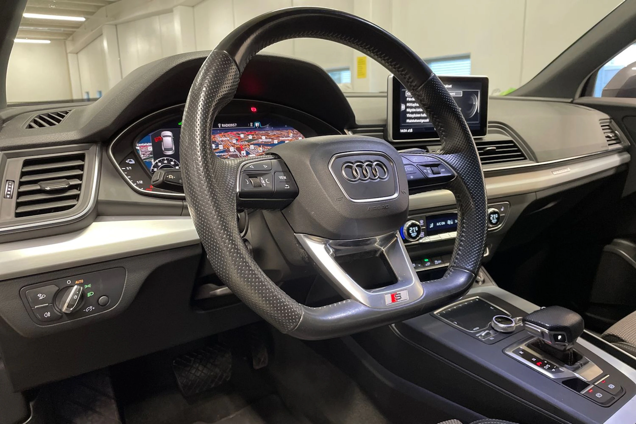 harmaa Audi Q5 2020 kuva 25.