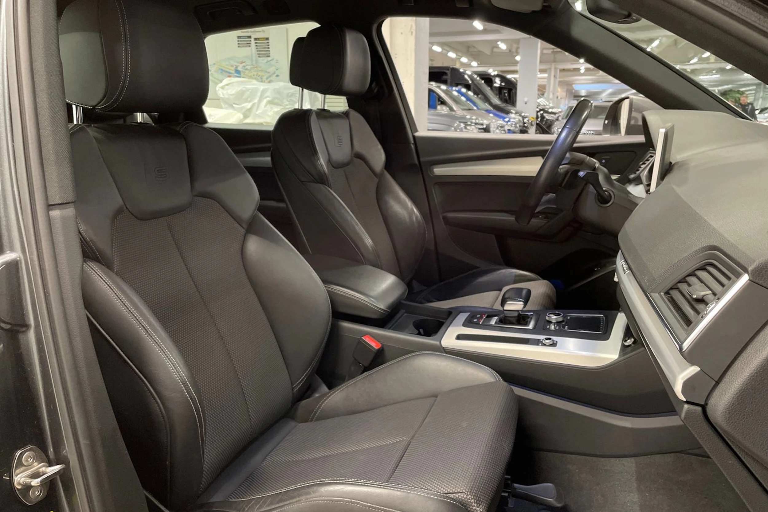 harmaa Audi Q5 2020 kuva 26.