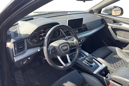 musta Audi Q5 2020 kuva 3.