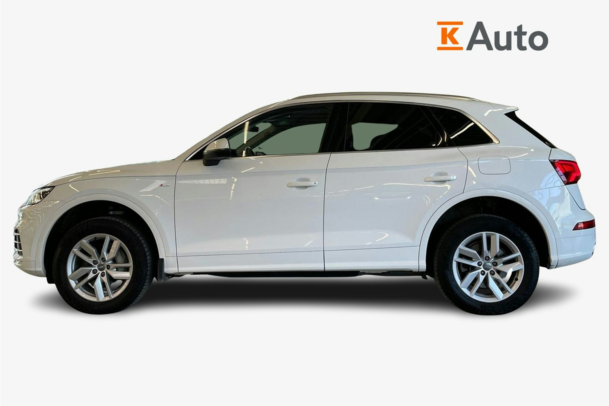 Valkoinen Audi Q5 2020 kuva 6.