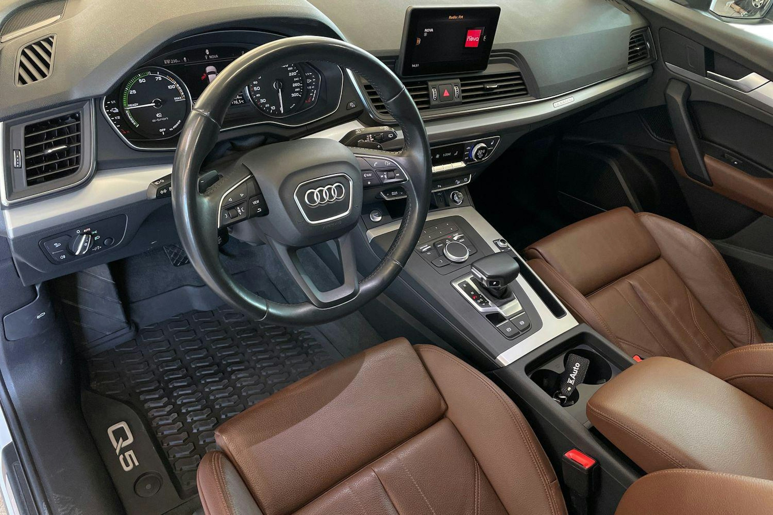 Valkoinen Audi Q5 2020 kuva 7.