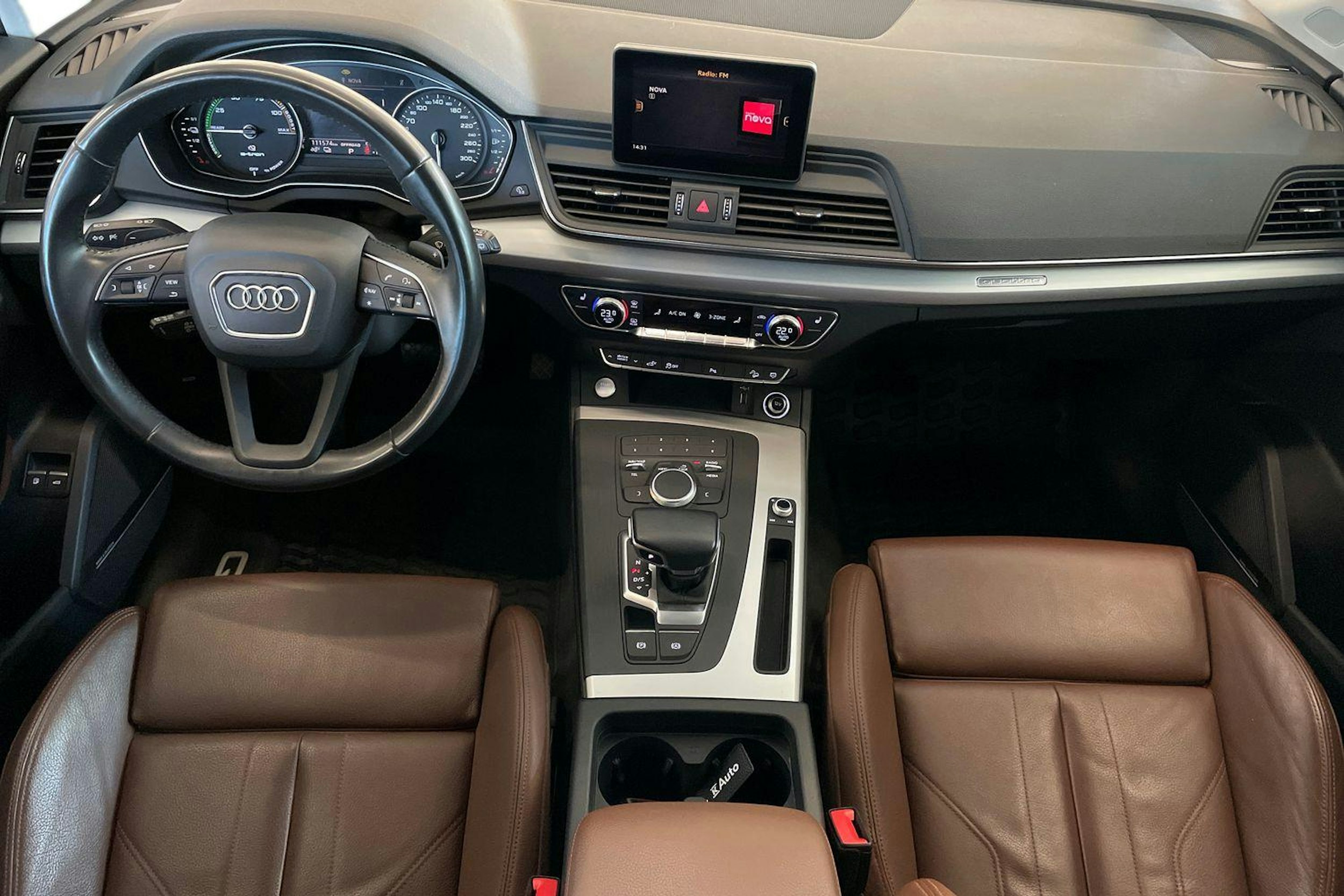 Valkoinen Audi Q5 2020 kuva 9.