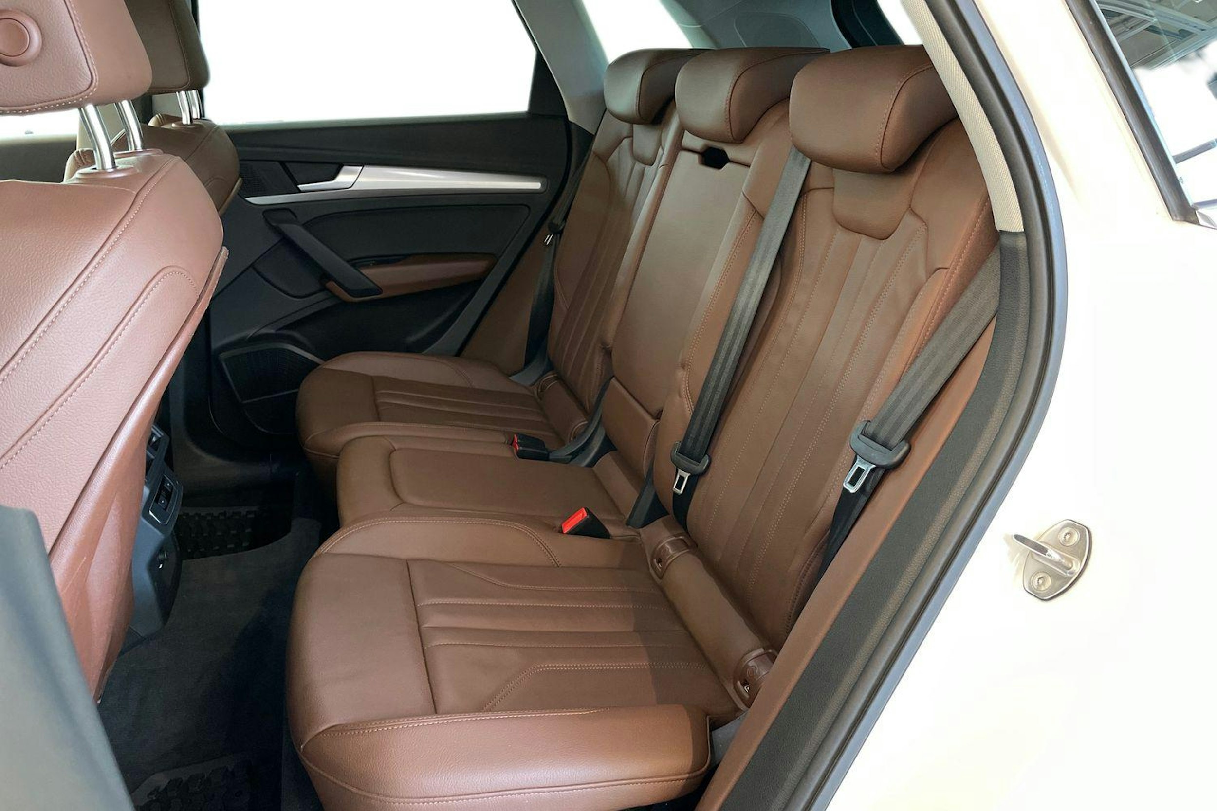 Valkoinen Audi Q5 2020 kuva 10.