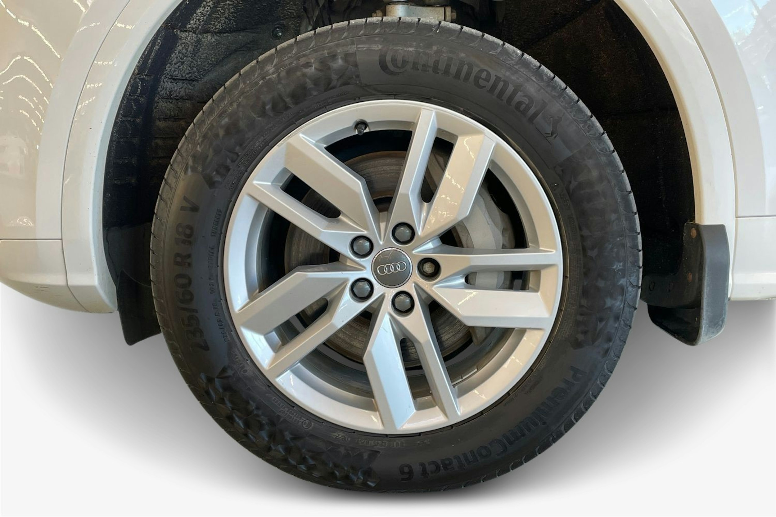 Valkoinen Audi Q5 2020 kuva 11.