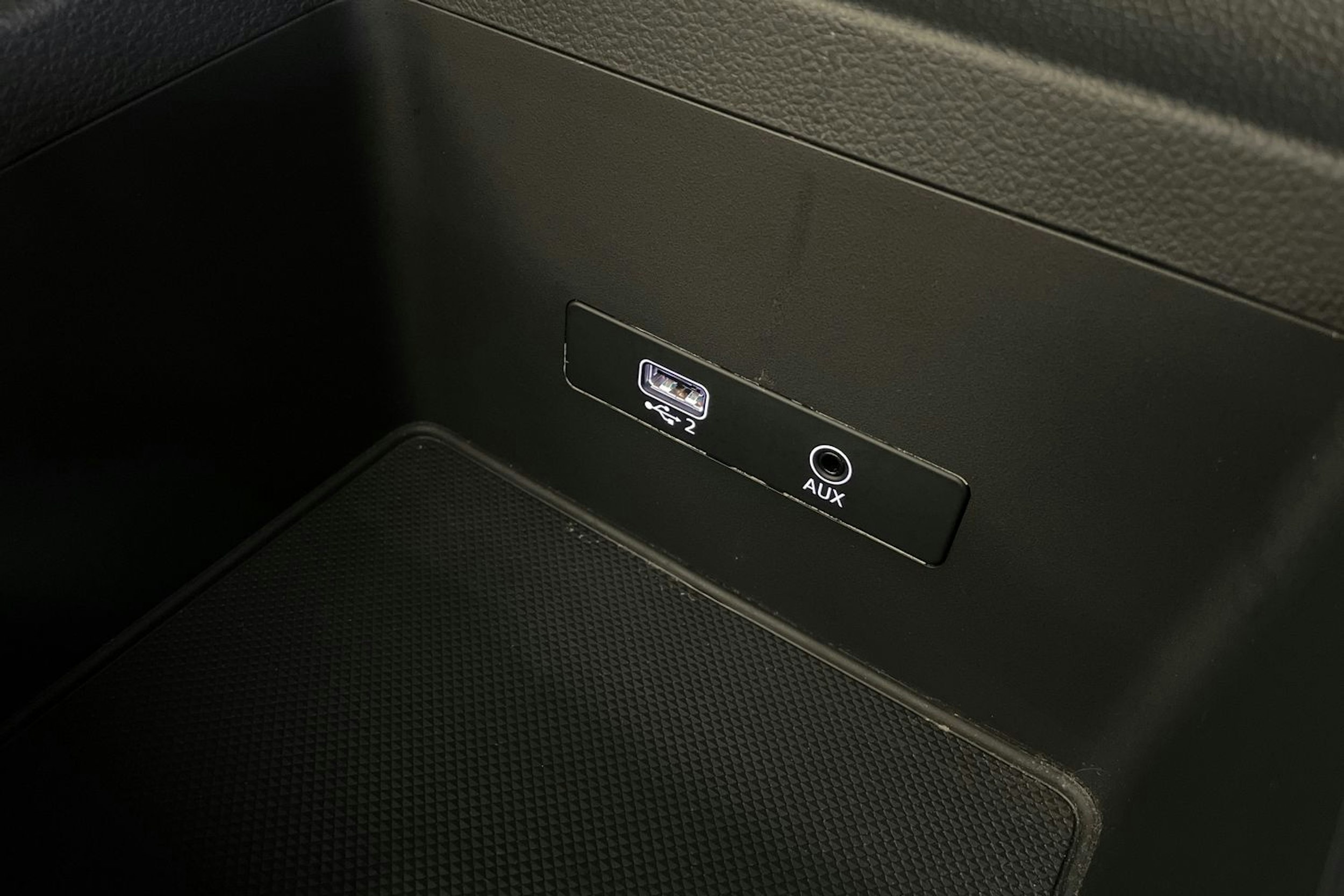 Valkoinen Audi Q5 2020 kuva 28.
