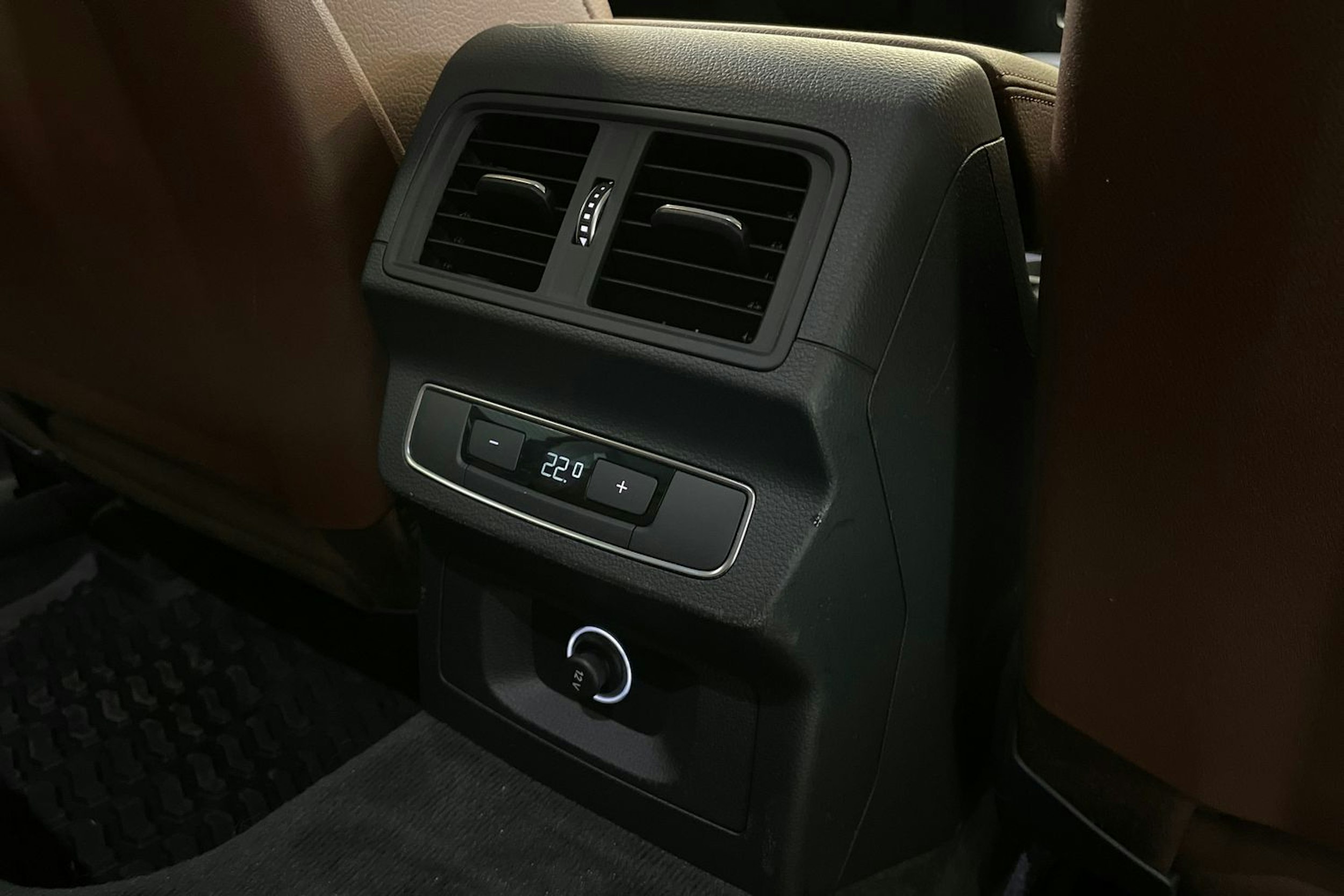 Valkoinen Audi Q5 2020 kuva 32.