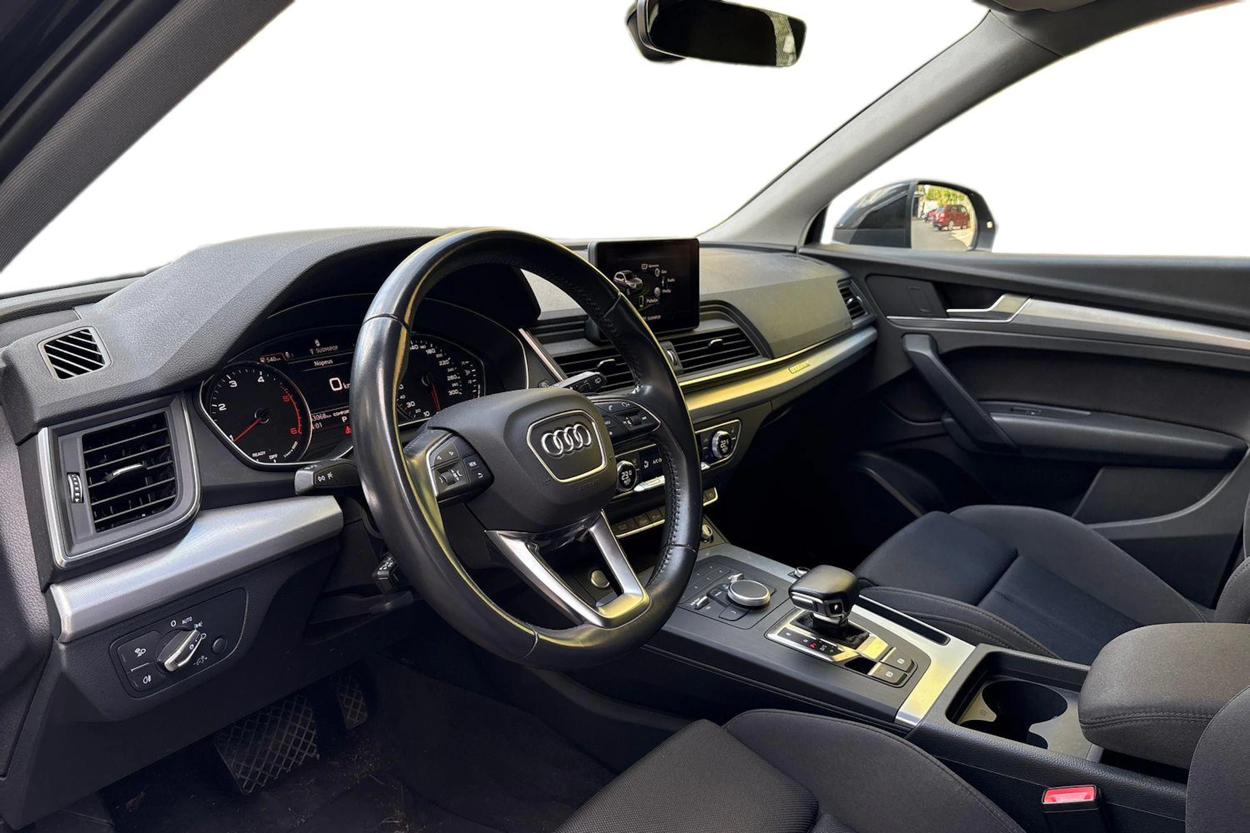 Musta Audi Q5 2020 kuva 3.
