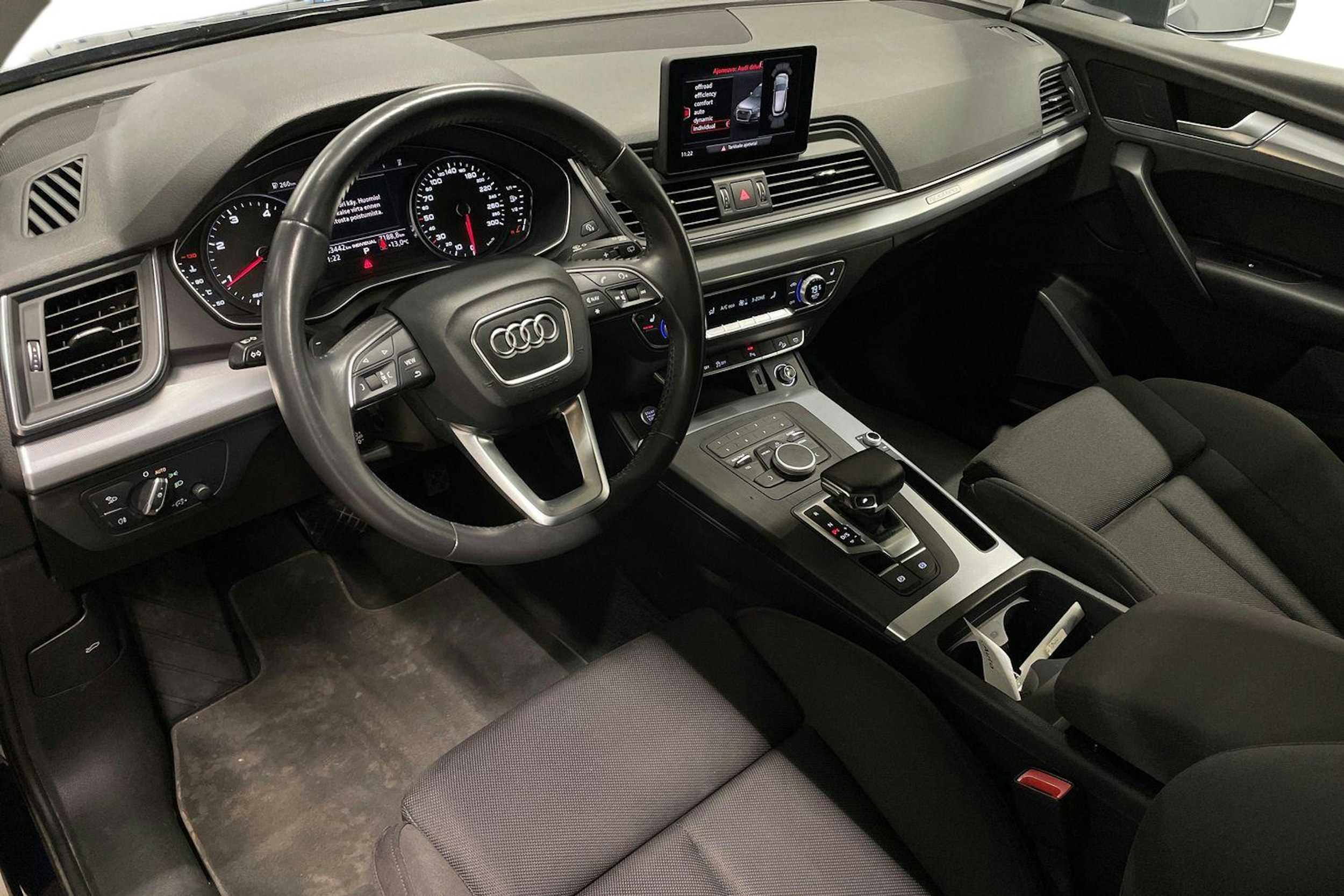 met. sininen Audi Q5 2020 kuva 7.