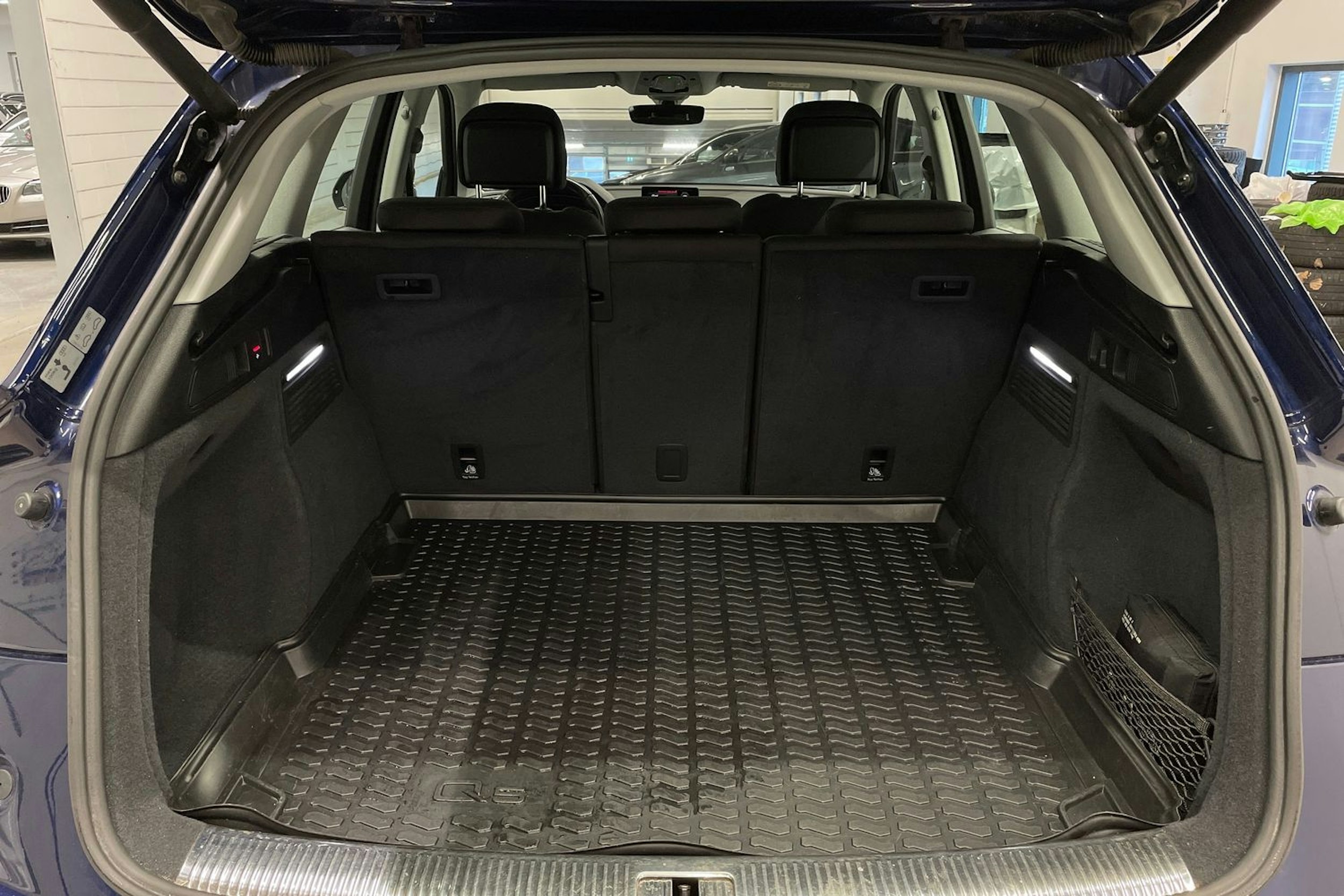 met. sininen Audi Q5 2020 kuva 15.