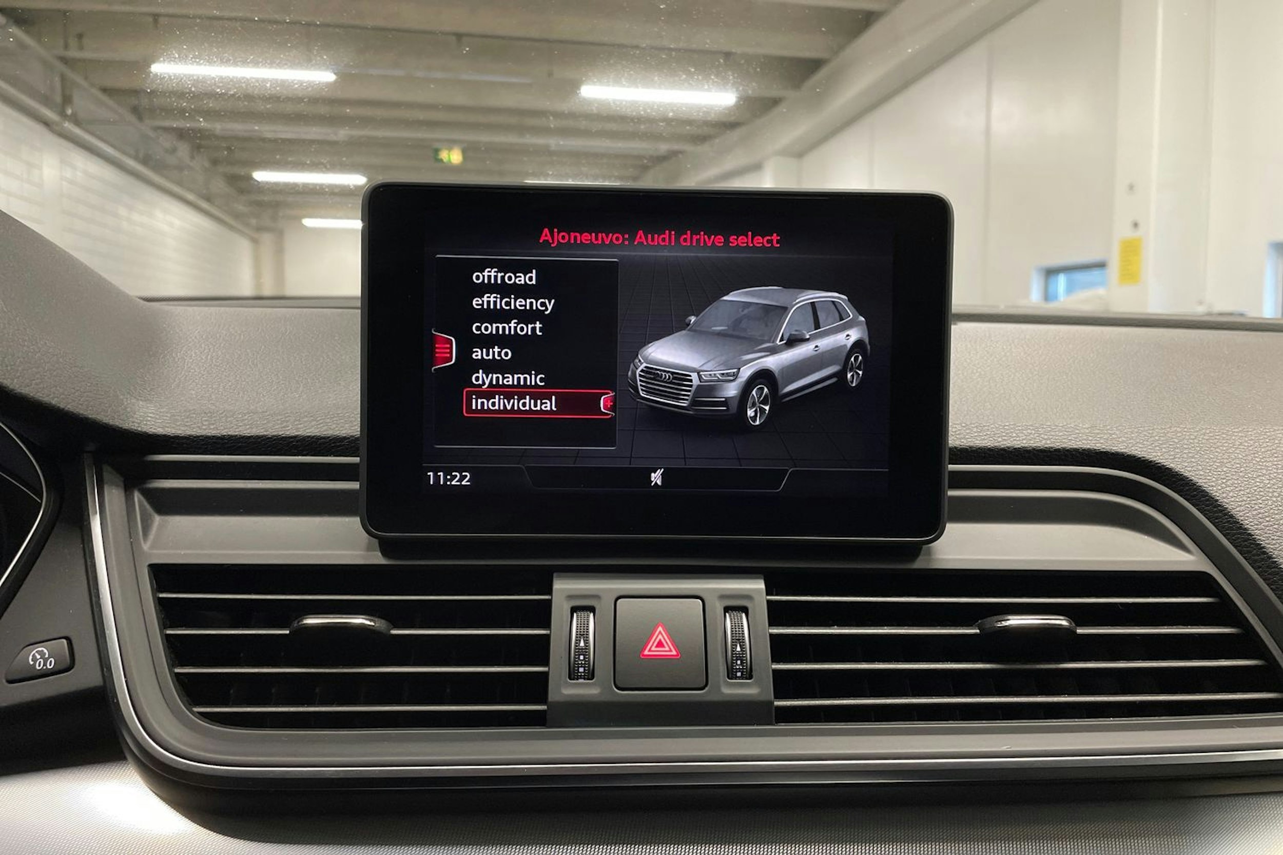 met. sininen Audi Q5 2020 kuva 17.