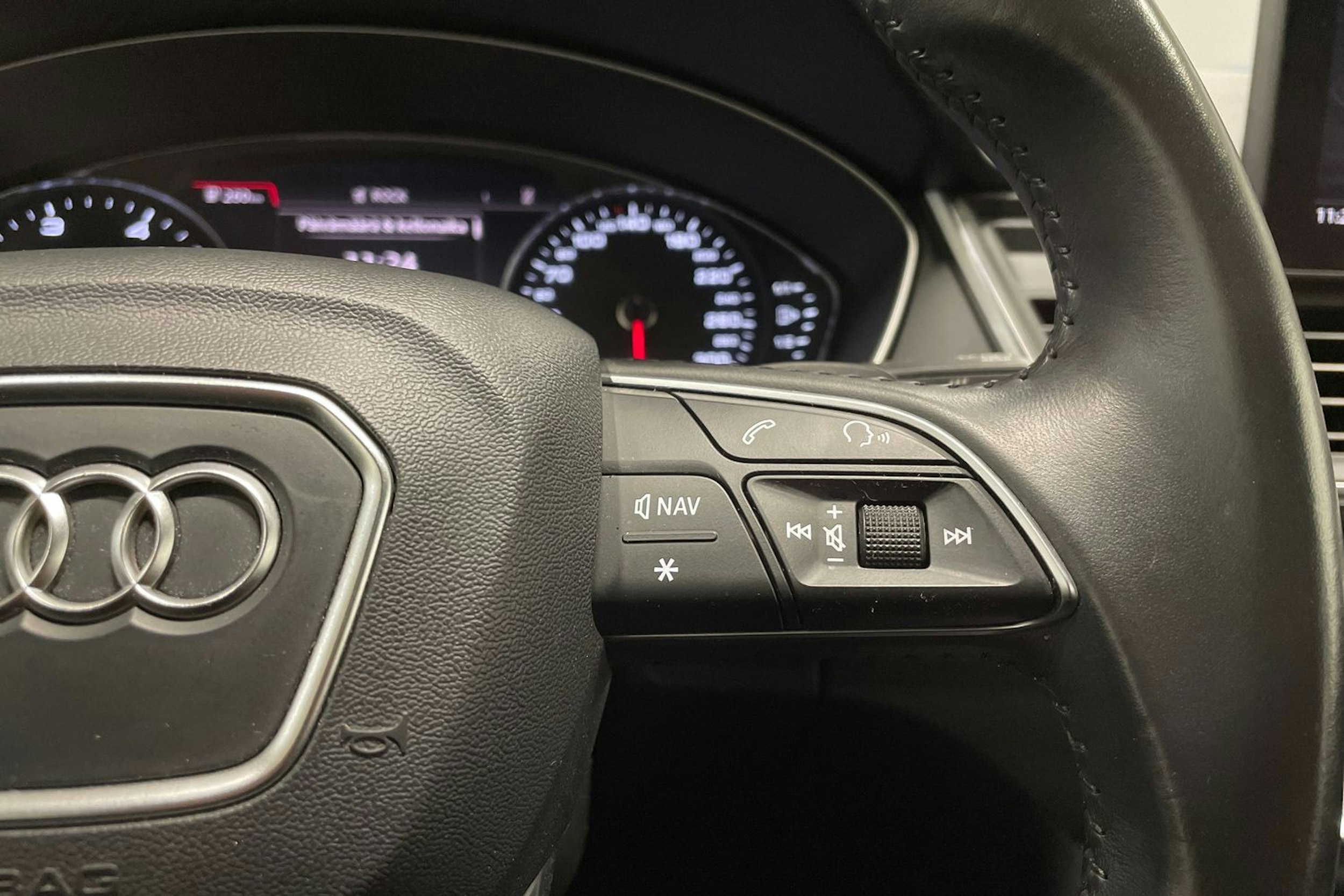 met. sininen Audi Q5 2020 kuva 23.