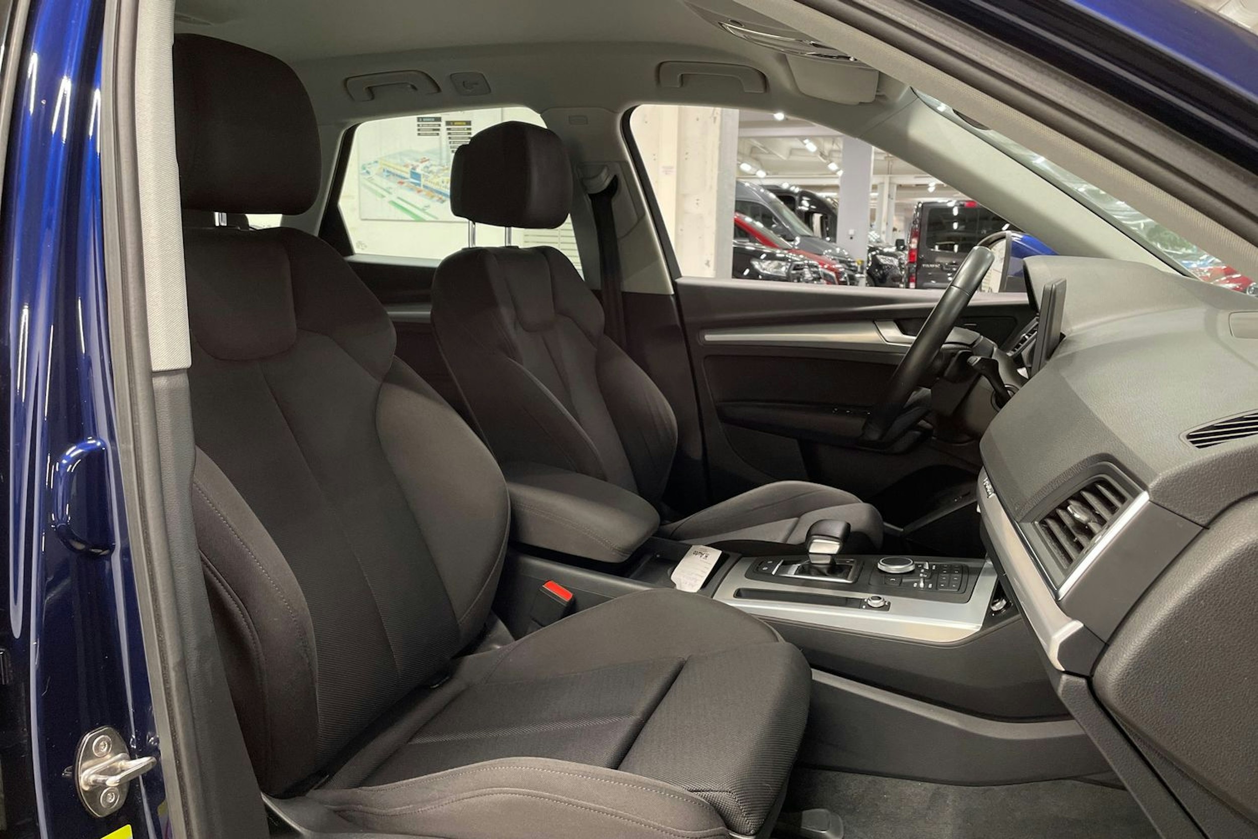 met. sininen Audi Q5 2020 kuva 26.