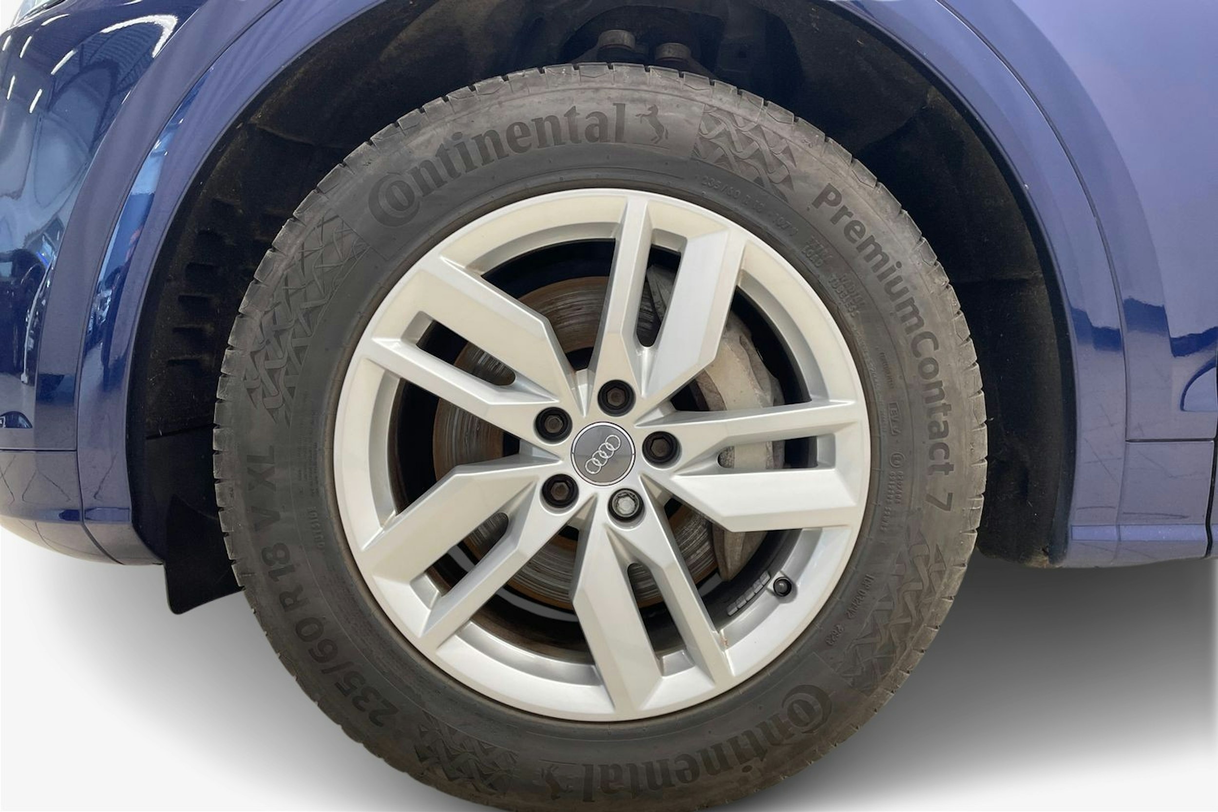 Sininen Audi Q5 2020 kuva 11.
