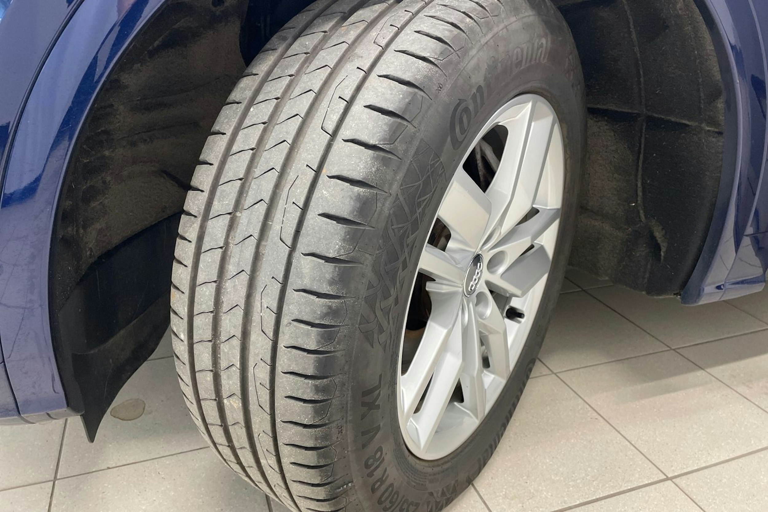 Sininen Audi Q5 2020 kuva 13.