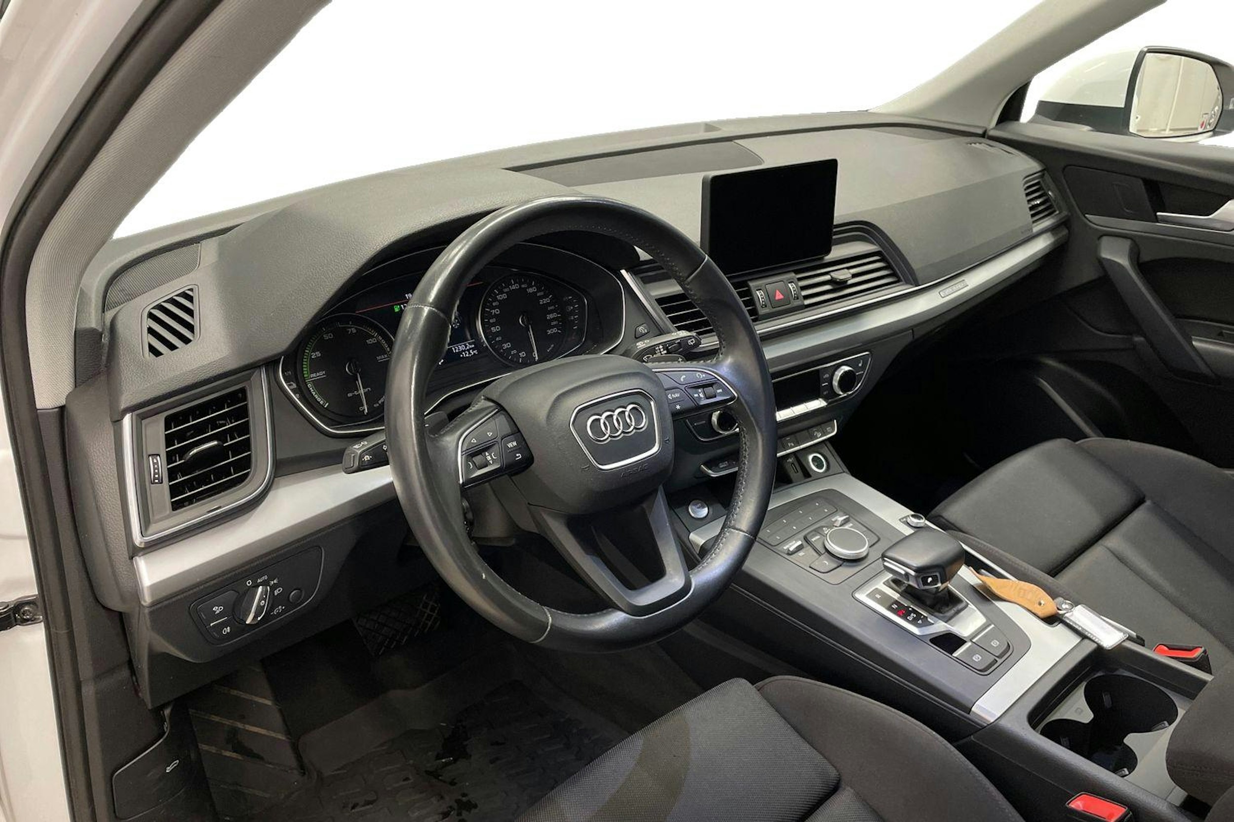 Valkoinen Audi Q5 2020 kuva 6.