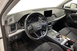 Valkoinen Audi Q5 2020 kuva 6.