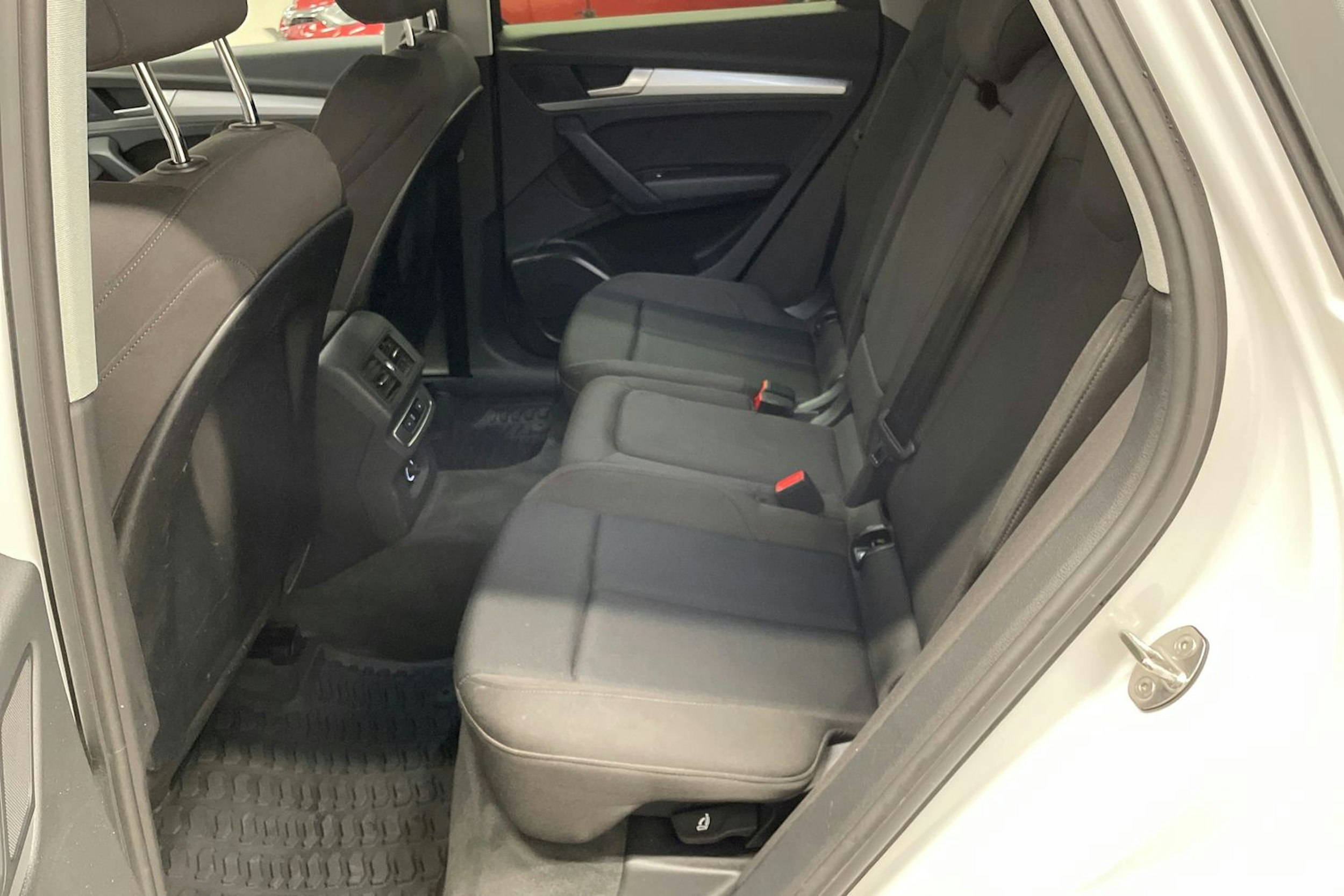 Valkoinen Audi Q5 2020 kuva 8.