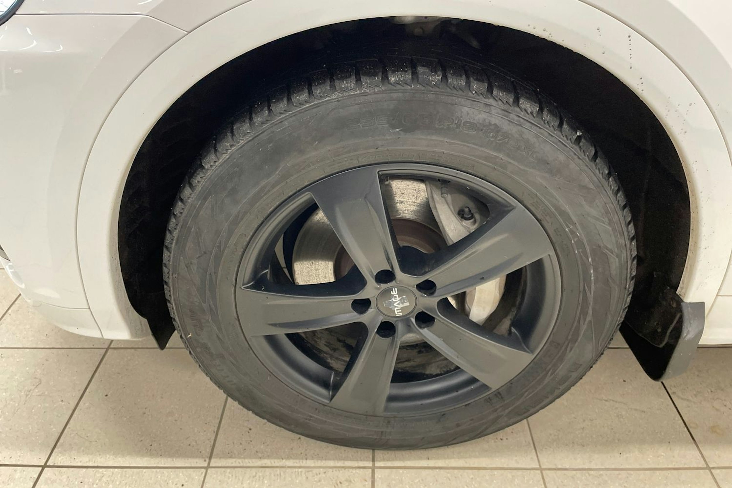 Valkoinen Audi Q5 2020 kuva 9.