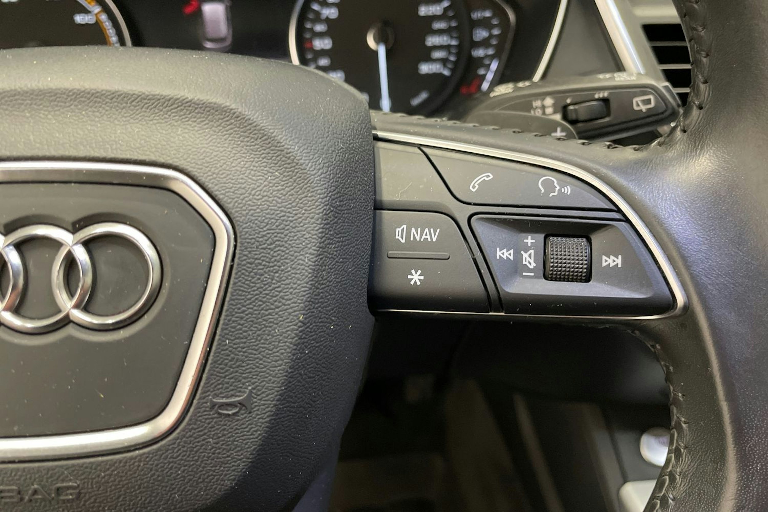 Valkoinen Audi Q5 2020 kuva 12.