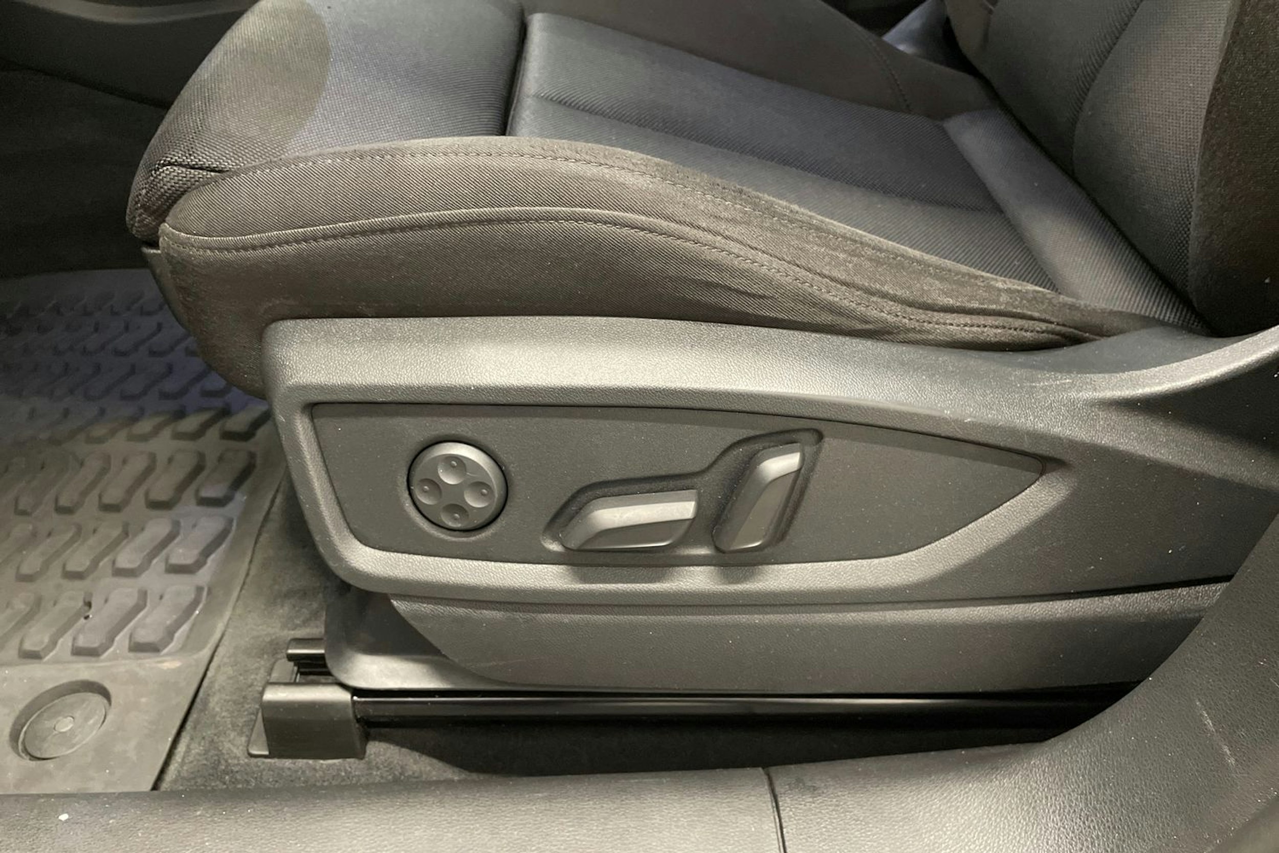 Valkoinen Audi Q5 2020 kuva 15.