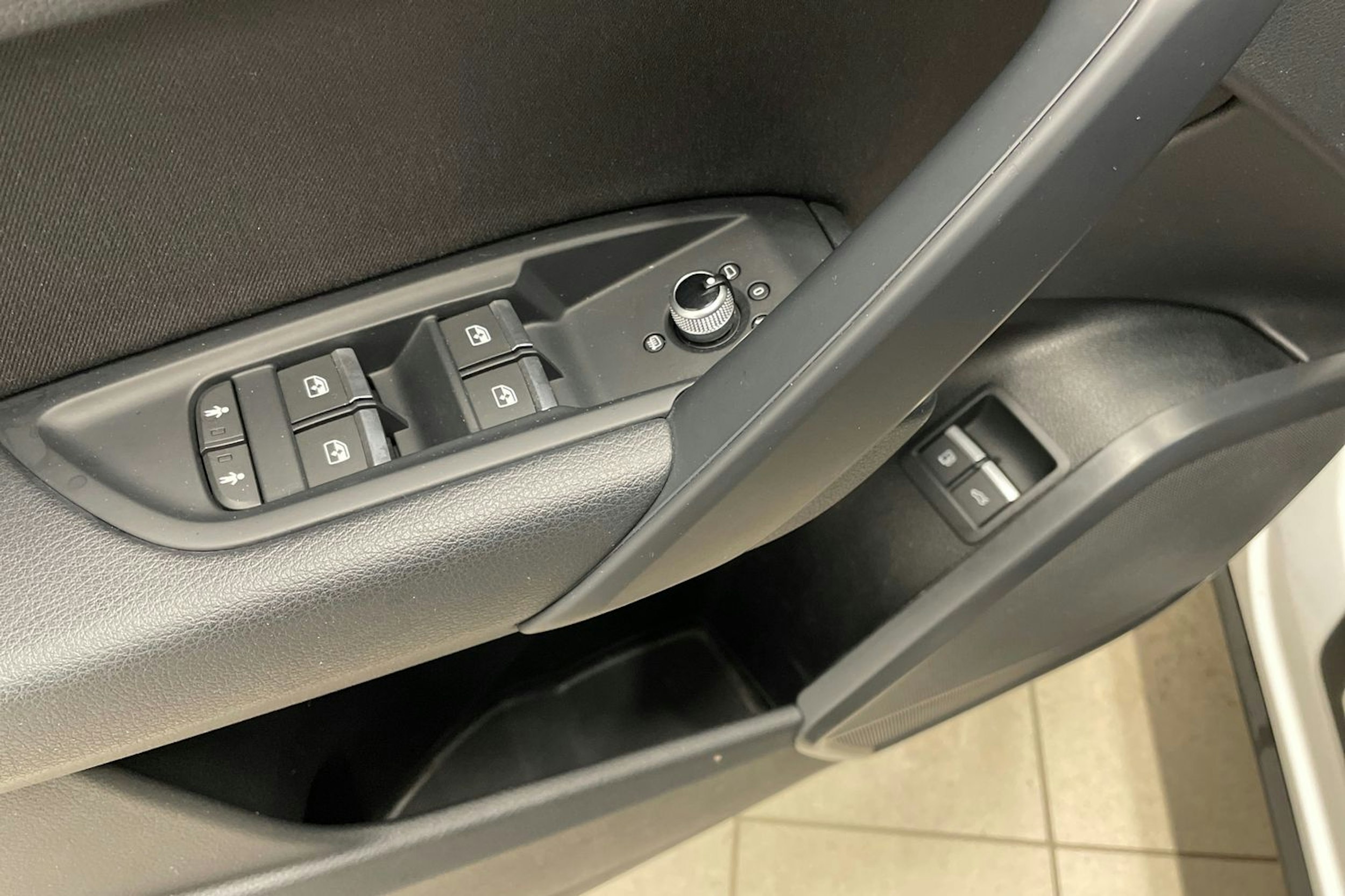 Valkoinen Audi Q5 2020 kuva 16.